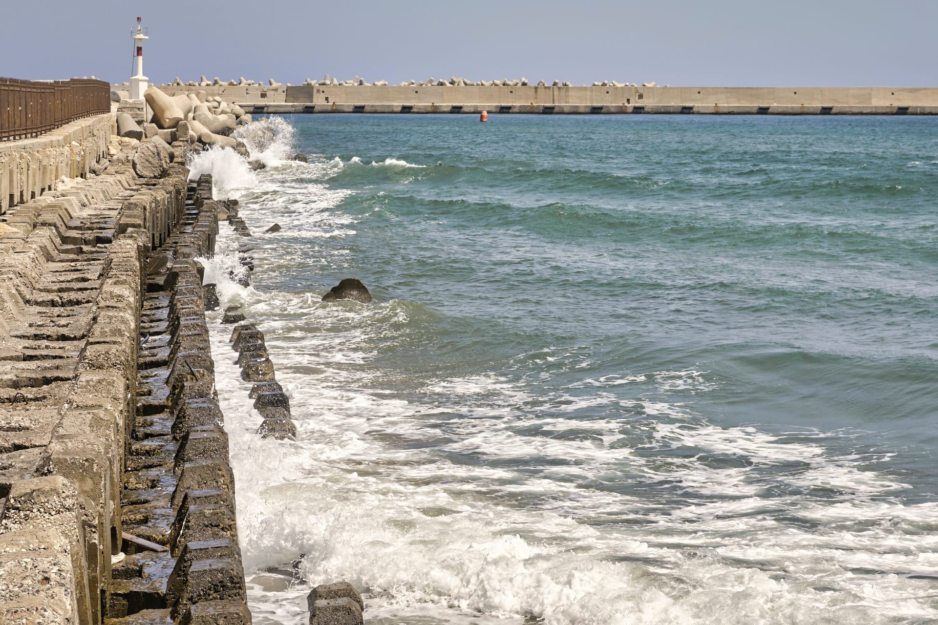 Welle vor der griechischen Urlaubsinsel Kreta.