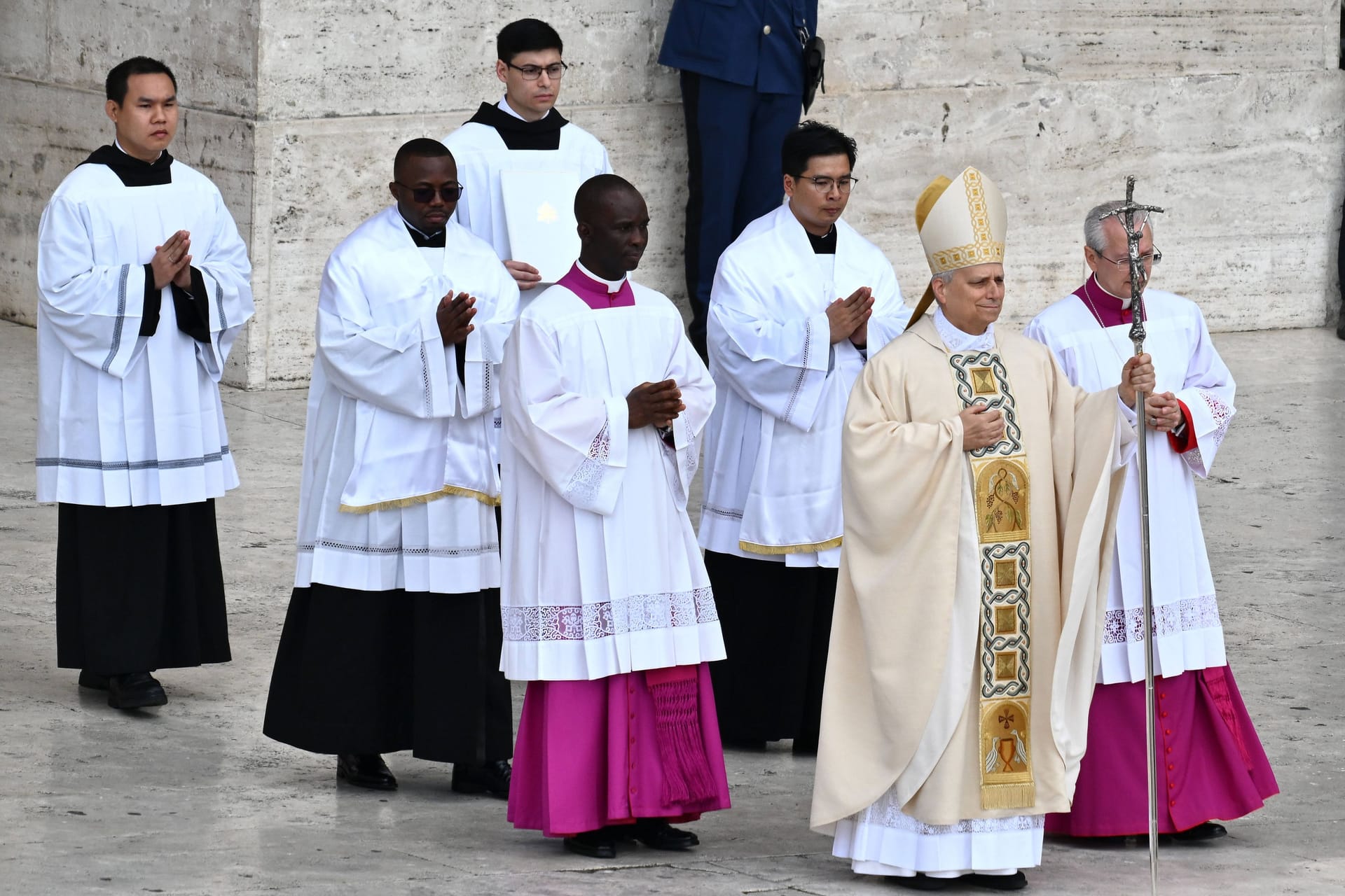 Eine Mitra ziert den Kopf von Papst Leo XIV. bei der Amtseinführung in Rom.