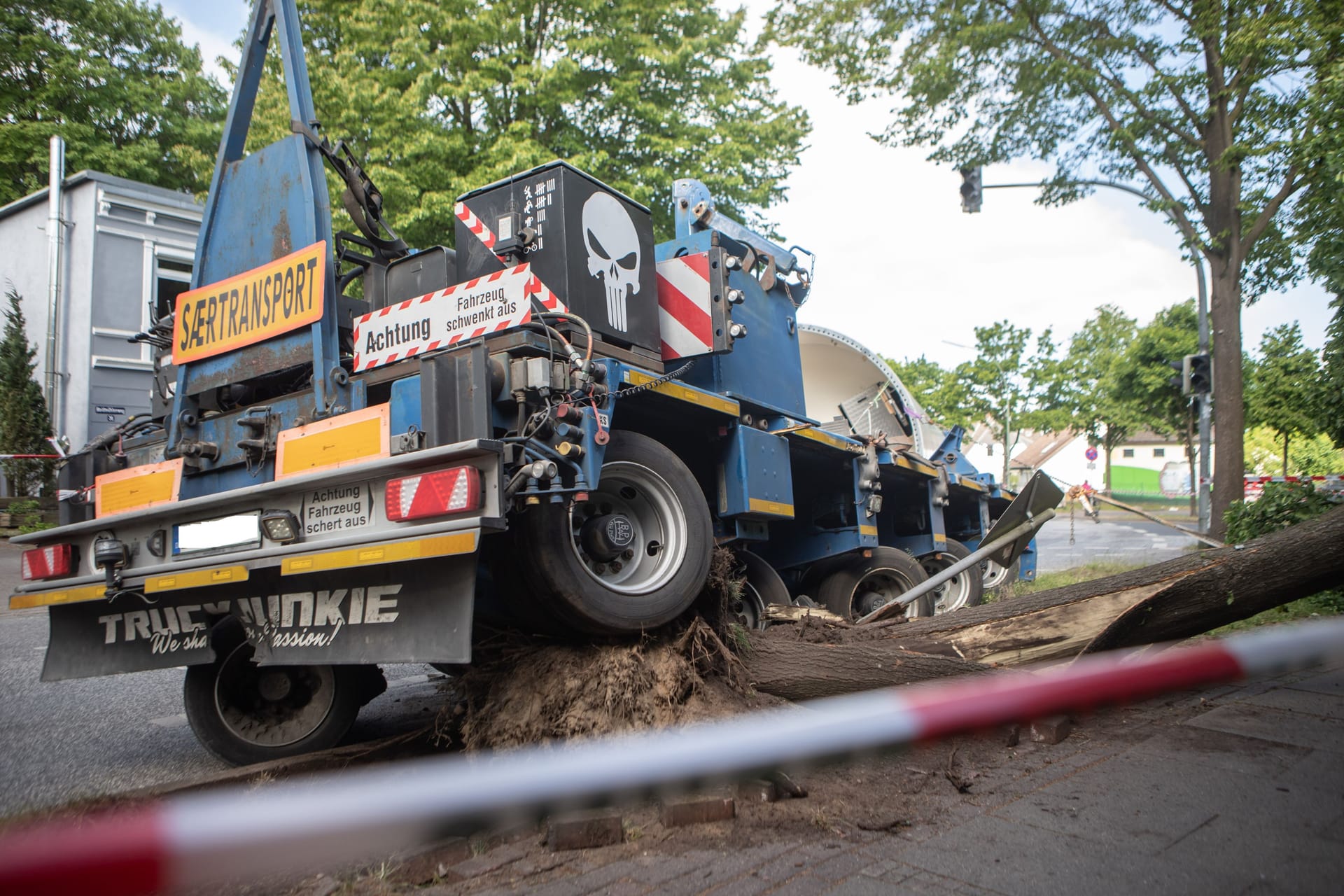 Am Rande der Innenstadt: In der Nacht zum Freitag ist in Elmshorn ein Schwertransporter verunglückt.