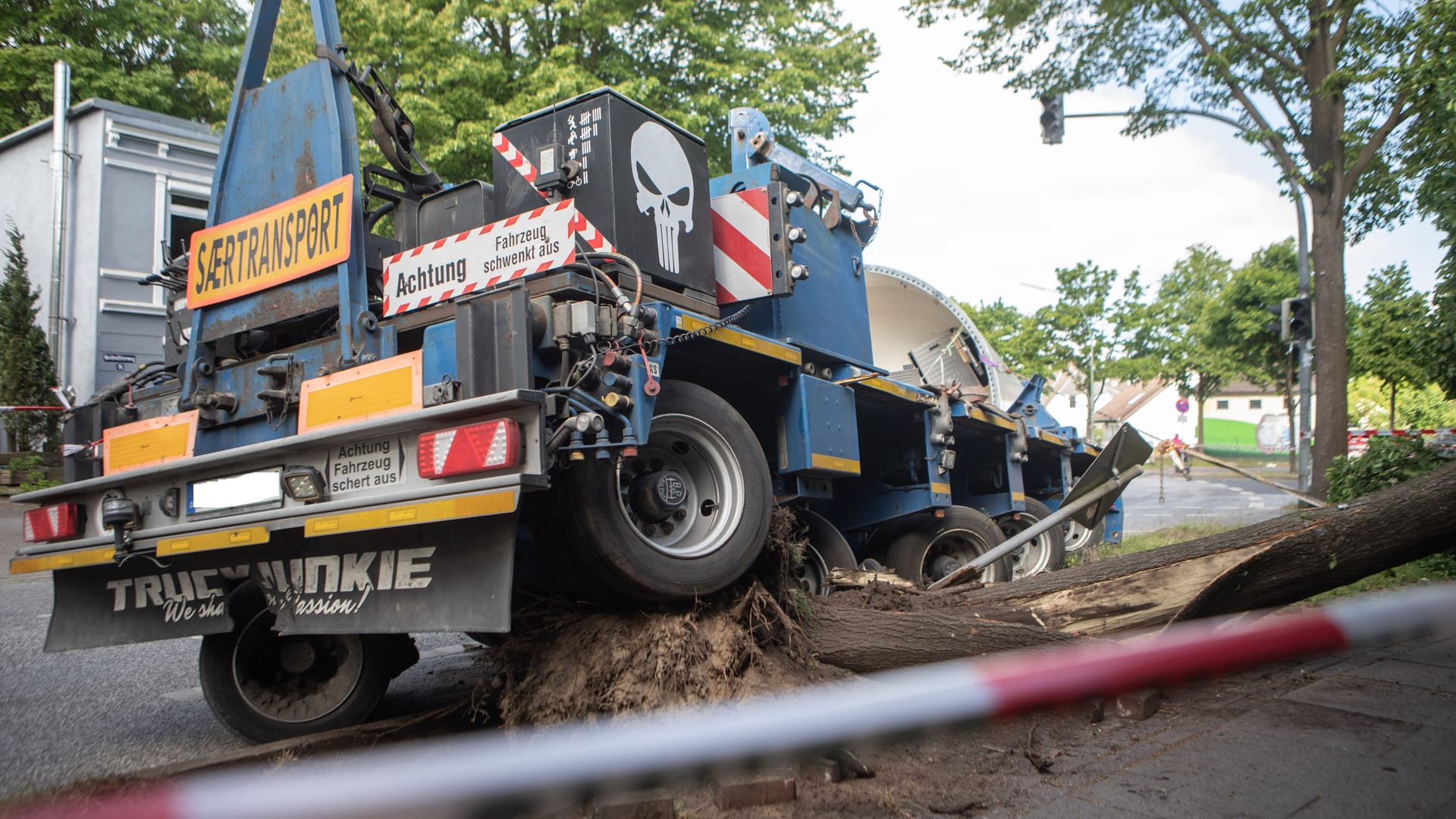 Am Rande der Innenstadt: In der Nacht zum Freitag ist in Elmshorn ein Schwertransporter verunglückt. Am Rande der Innenstadt: In der Nacht zum Freitag ist in Elmshorn ein Schwertransporter verunglückt.