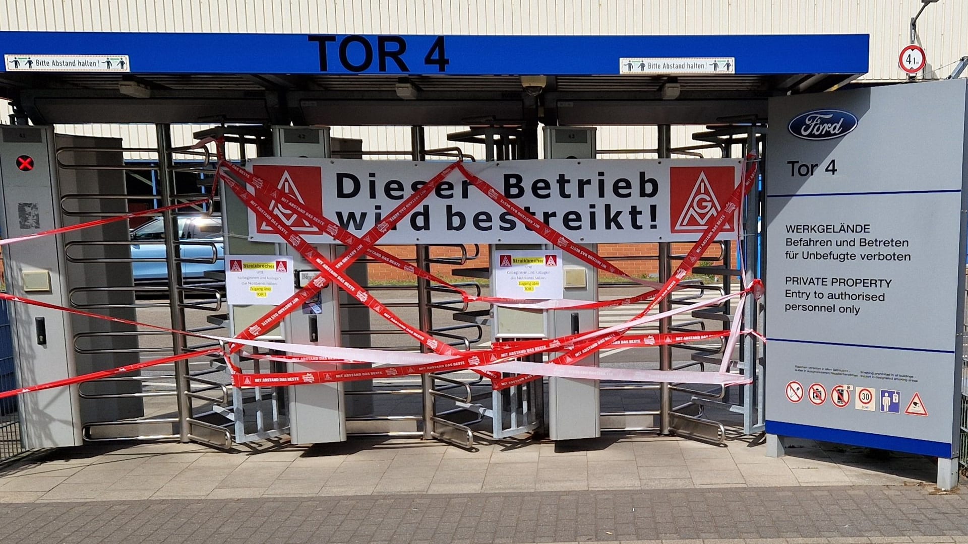 Das Tor 4 am Werksgelände von Ort: Mitarbeiter habe es mit Absperrband verhängt. Der Betrieb wird betreikt. Das Tor 4 am Werksgelände von Ort: Mitarbeiter habe es mit Absperrband verhängt. Der Betrieb wird betreikt.