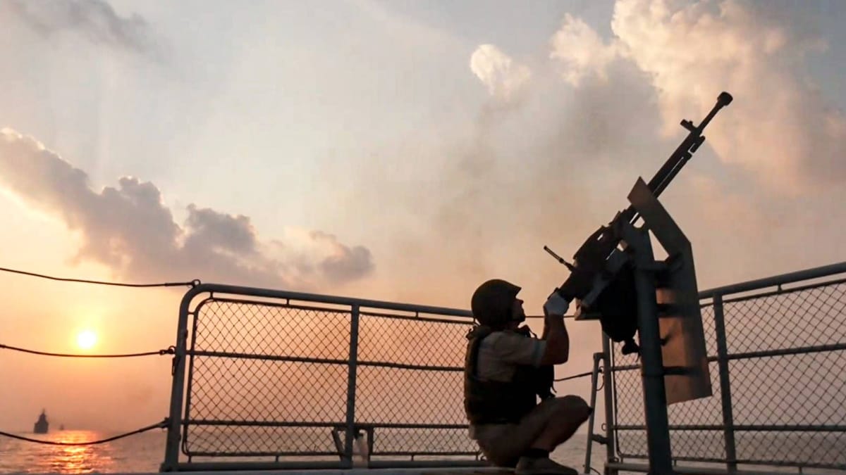 Indien verlegt Kriegsschiffe, Pakistan schließt Luftraum