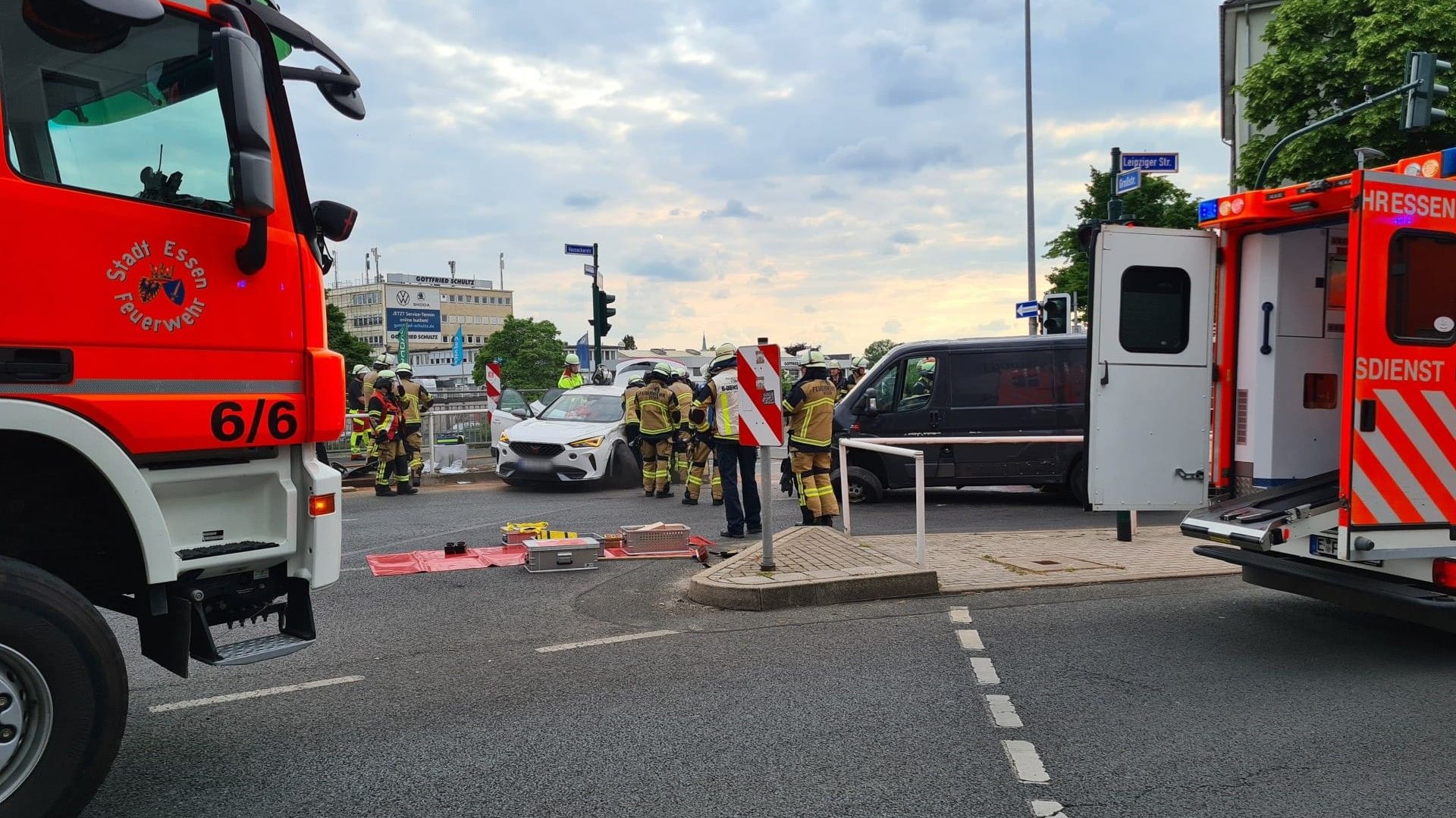 Blick auf die Unfallstelle: Am Dienstagabend wurde ein Mann in seinem Auto durch einen Zusammenstoß mit einem Sprinter schwer verletzt. Blick auf die Unfallstelle: Am Dienstagabend wurde ein Mann in seinem Auto durch einen Zusammenstoß mit einem Sprinter schwer verletzt.
