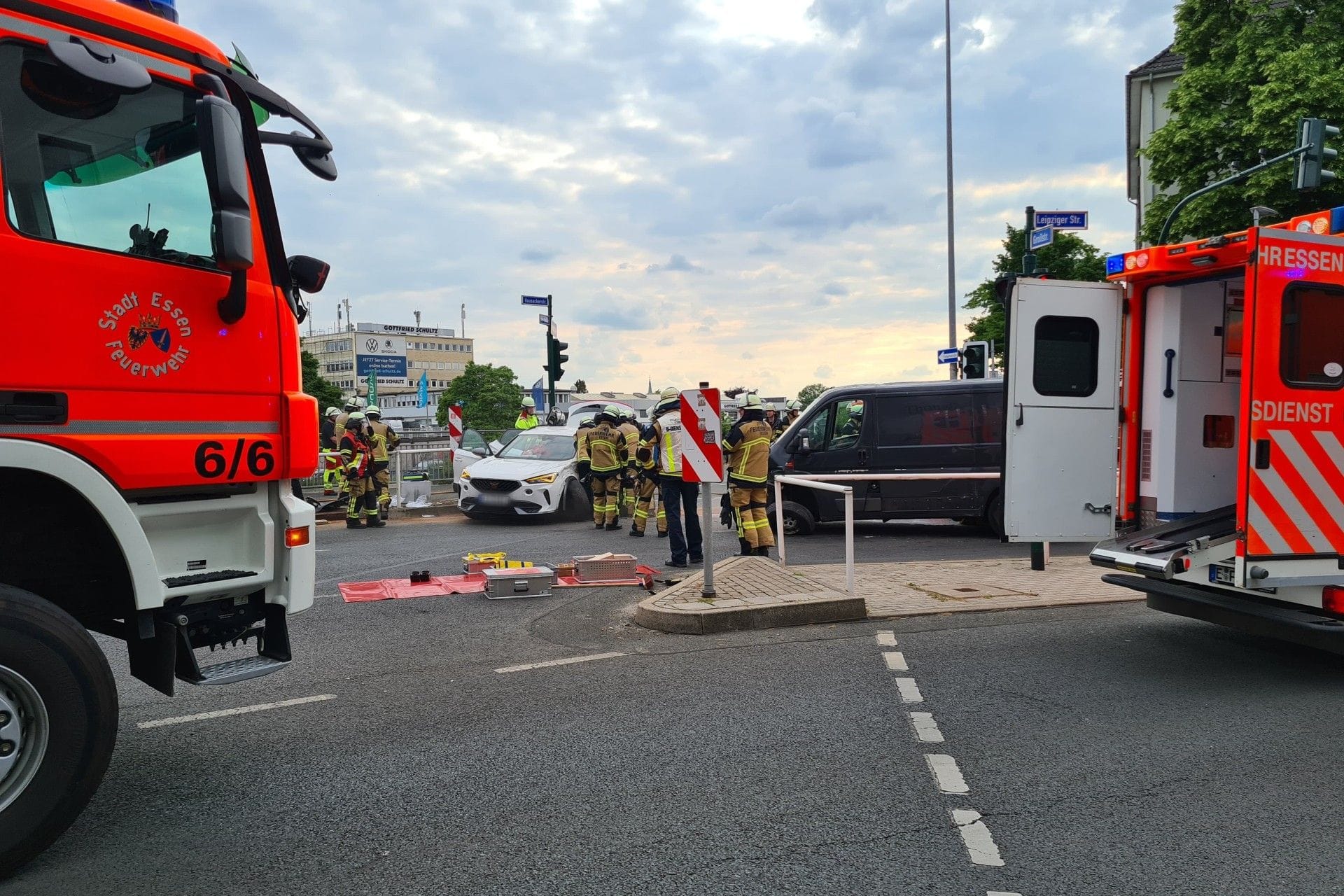 Blick auf die Unfallstelle: Am Dienstagabend wurde ein Mann in seinem Auto durch einen Zusammenstoß mit einem Sprinter schwer verletzt.
