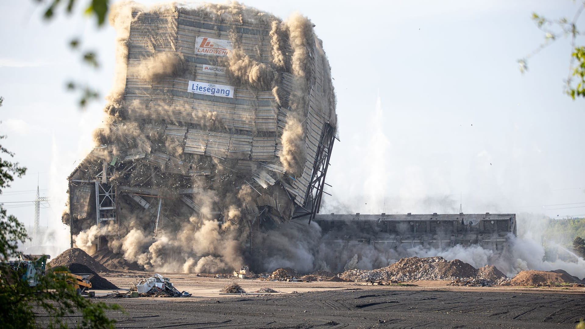 Das Kesselhaus von Block 3 im ehemaligen Kraftwerk Ensdorf wird kontrolliert gesprengt.