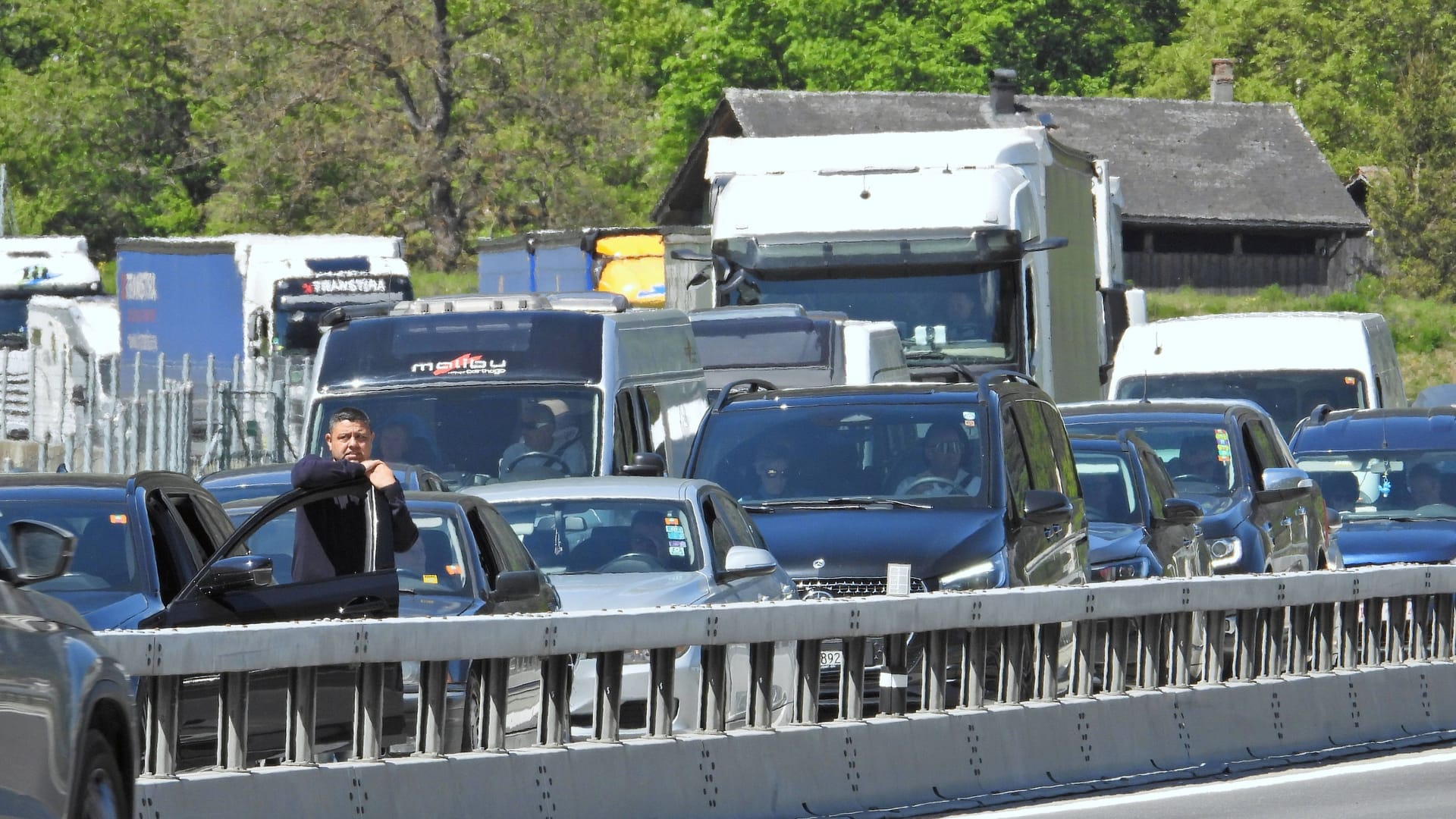 Autofahrer im Stau (Symbolfoto): Auf der A2 dauert es im Norden Braunschweigs heute deutlich länger.