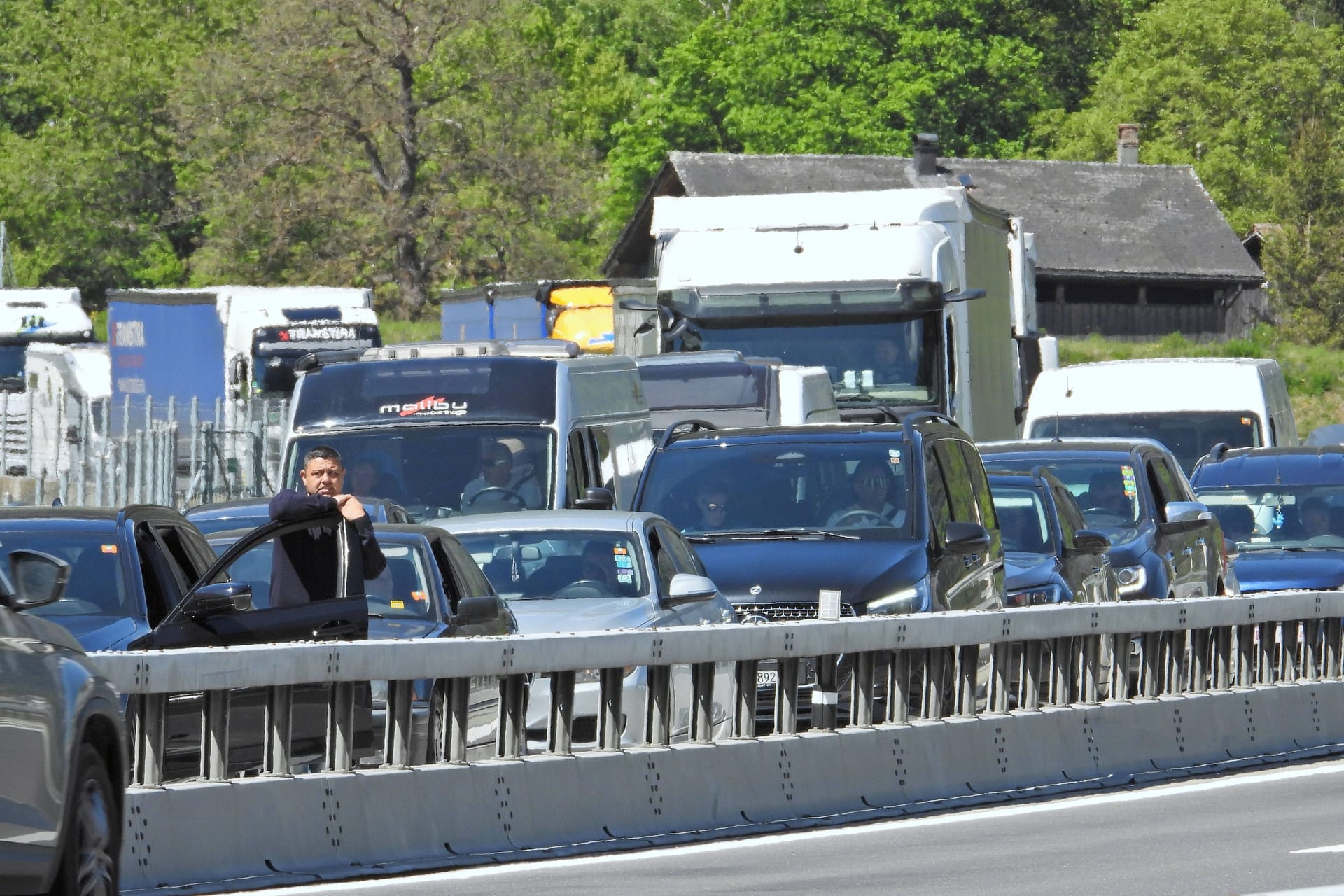 Autofahrer im Stau (Symbolfoto): Auf der A2 dauert es im Norden Braunschweigs heute deutlich länger.