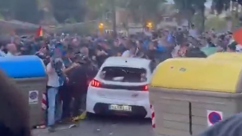 Standbild aus einem im Internet kursierenden Video, das den Unfall in Barcelona zeigt: Die Fahrerin des weißen Kleinwagens wurde festgenommen.