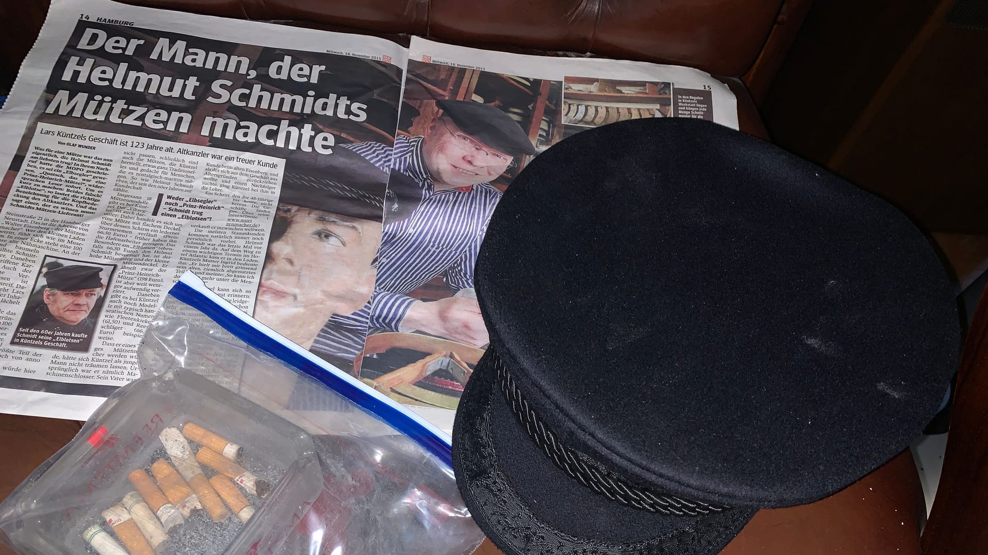 Die Cuxhavener Lotsenmütze des Altkanzlers Helmut Schmidt wird auf der eBay-Auktion wahrscheinlich einen neuen Besitzer finden.