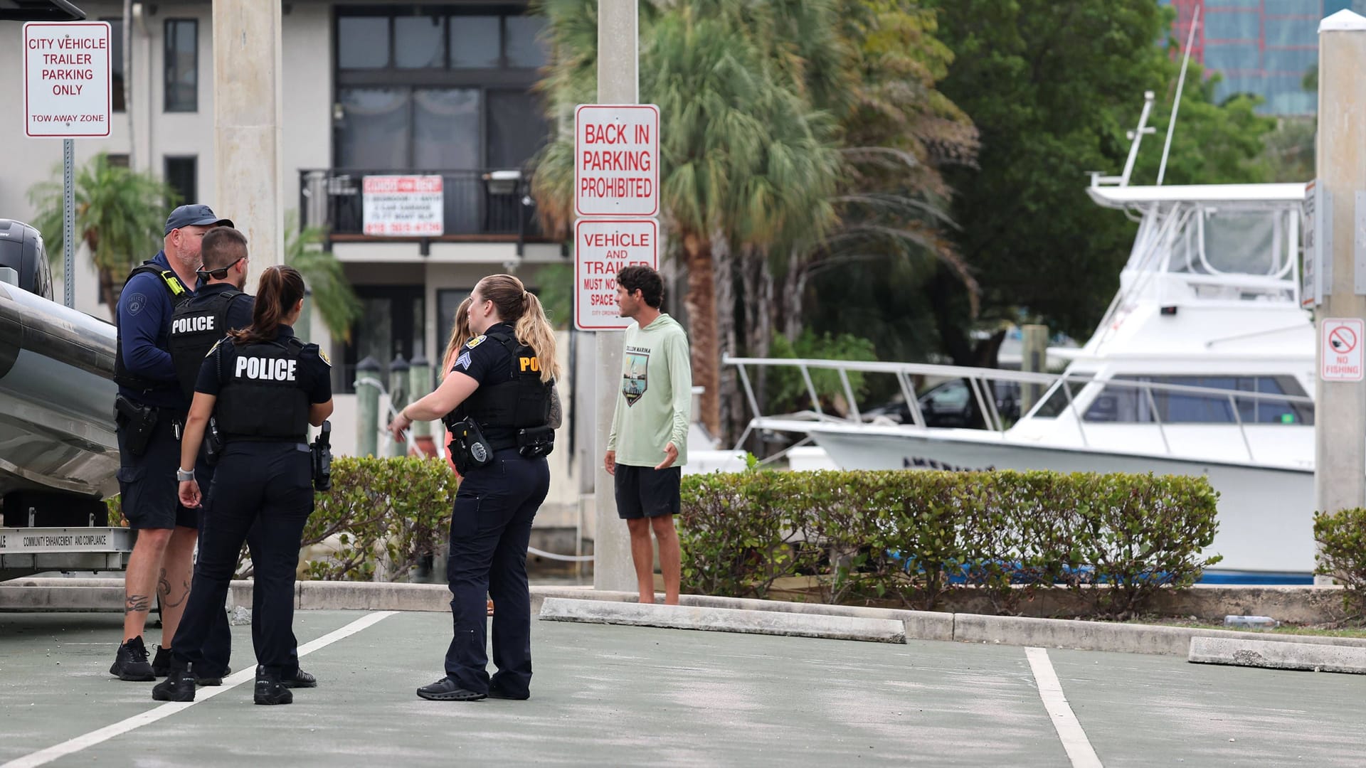 Die Polizei an einem Hafen in Fort Lauderale in Kalifornien: Bei einer Bootsexplosion wurden elf Menschen verletzt. Die Polizei an einem Hafen in Fort Lauderale in Kalifornien: Bei einer Bootsexplosion wurden elf Menschen verletzt.