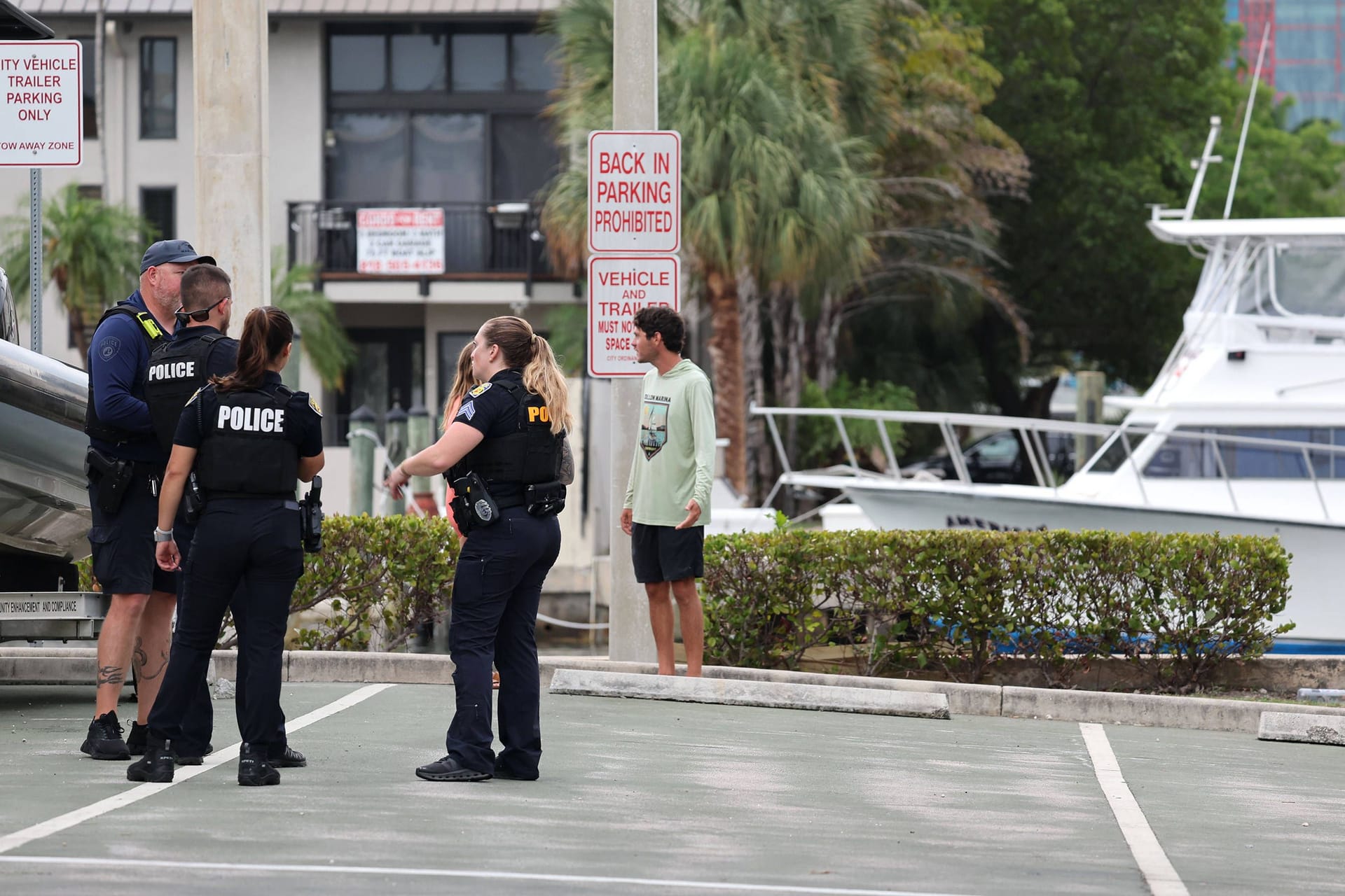 Die Polizei an einem Hafen in Fort Lauderale in Kalifornien: Bei einer Bootsexplosion wurden elf Menschen verletzt.