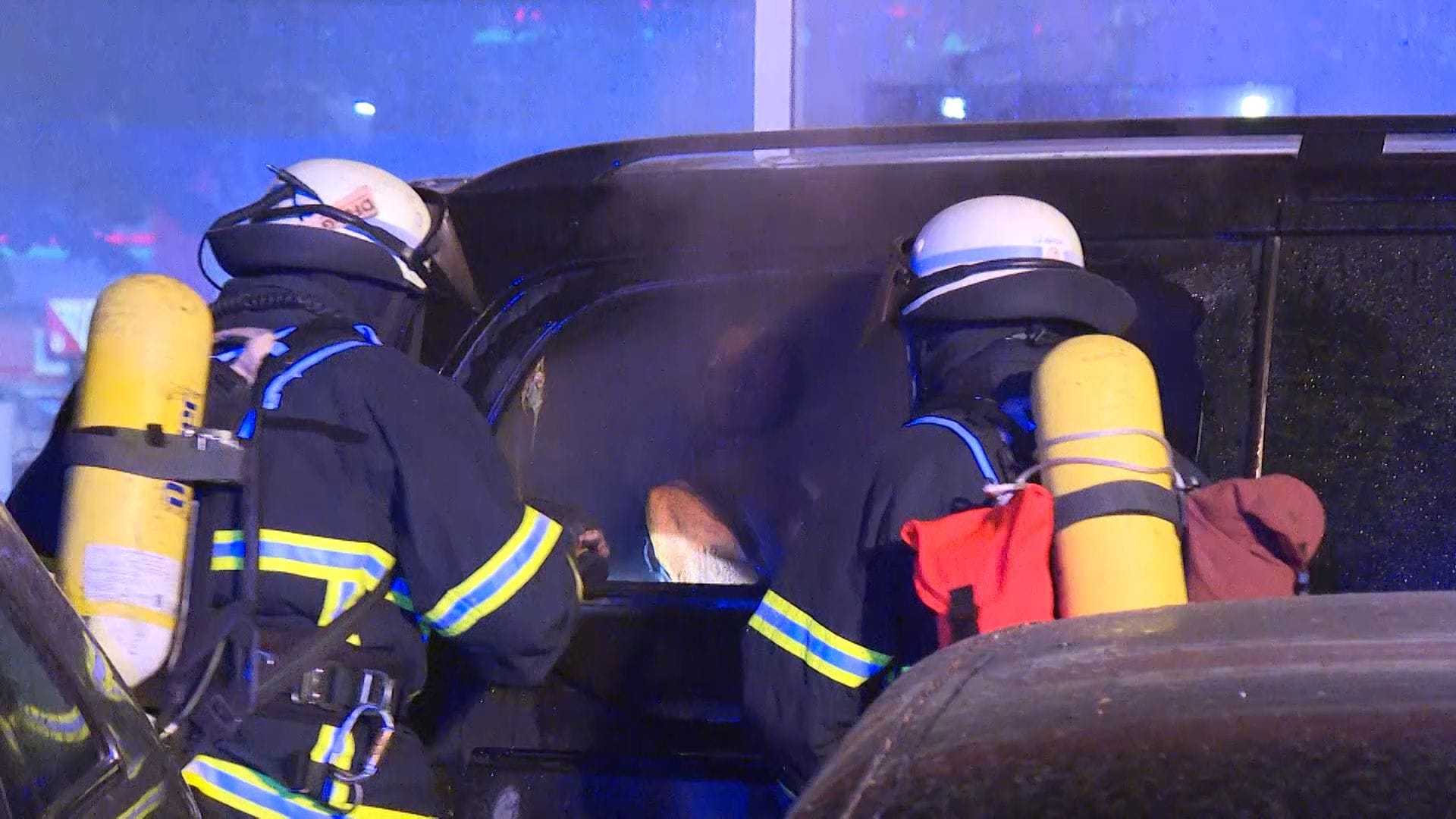 Feuerwehrleute löschen ein brennendes Auto: Die Polizei geht aktuell von Brandstiftung aus. Feuerwehrleute löschen ein brennendes Auto: Die Polizei geht aktuell von Brandstiftung aus.