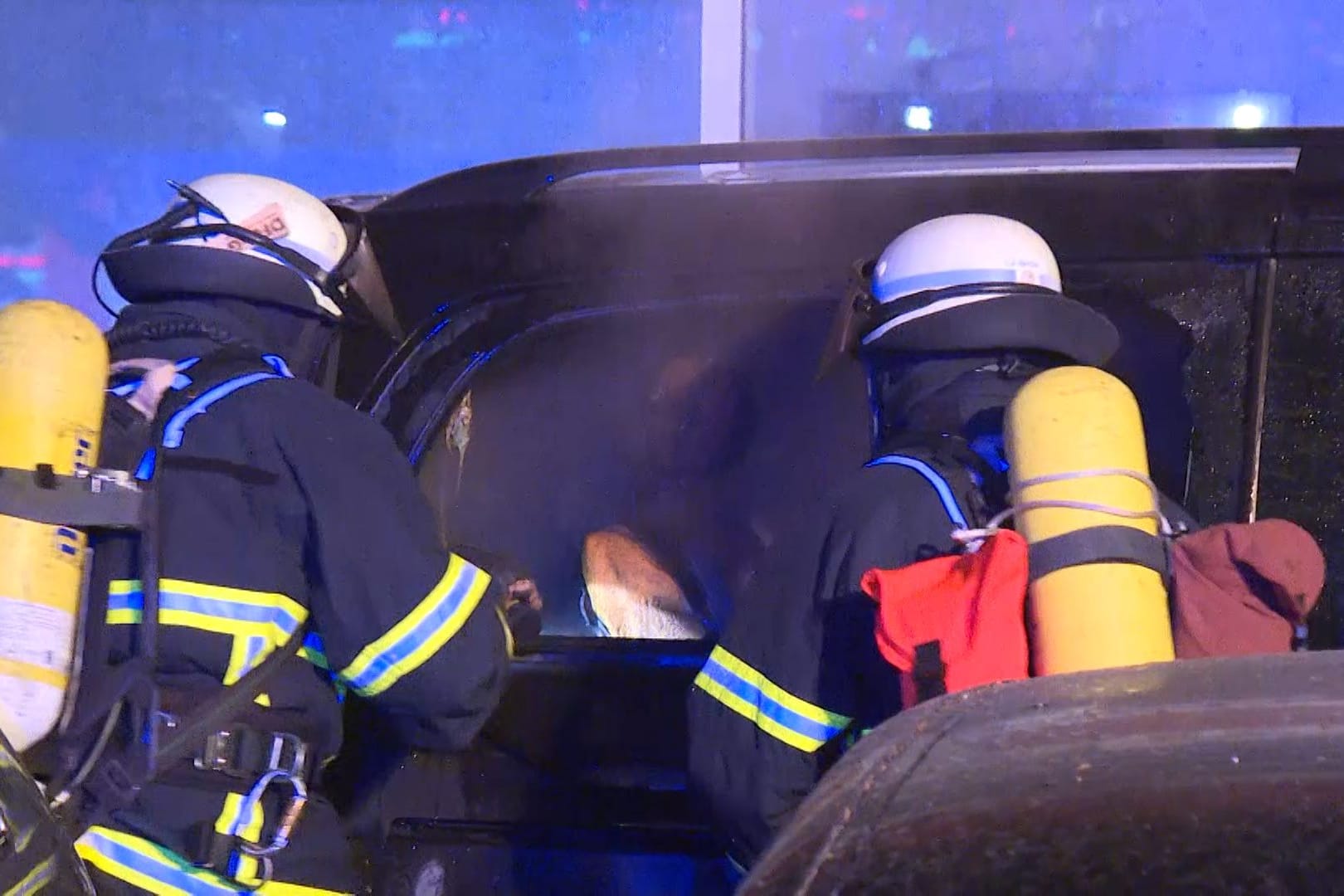 Feuerwehrleute löschen ein brennendes Auto: Die Polizei geht aktuell von Brandstiftung aus.
