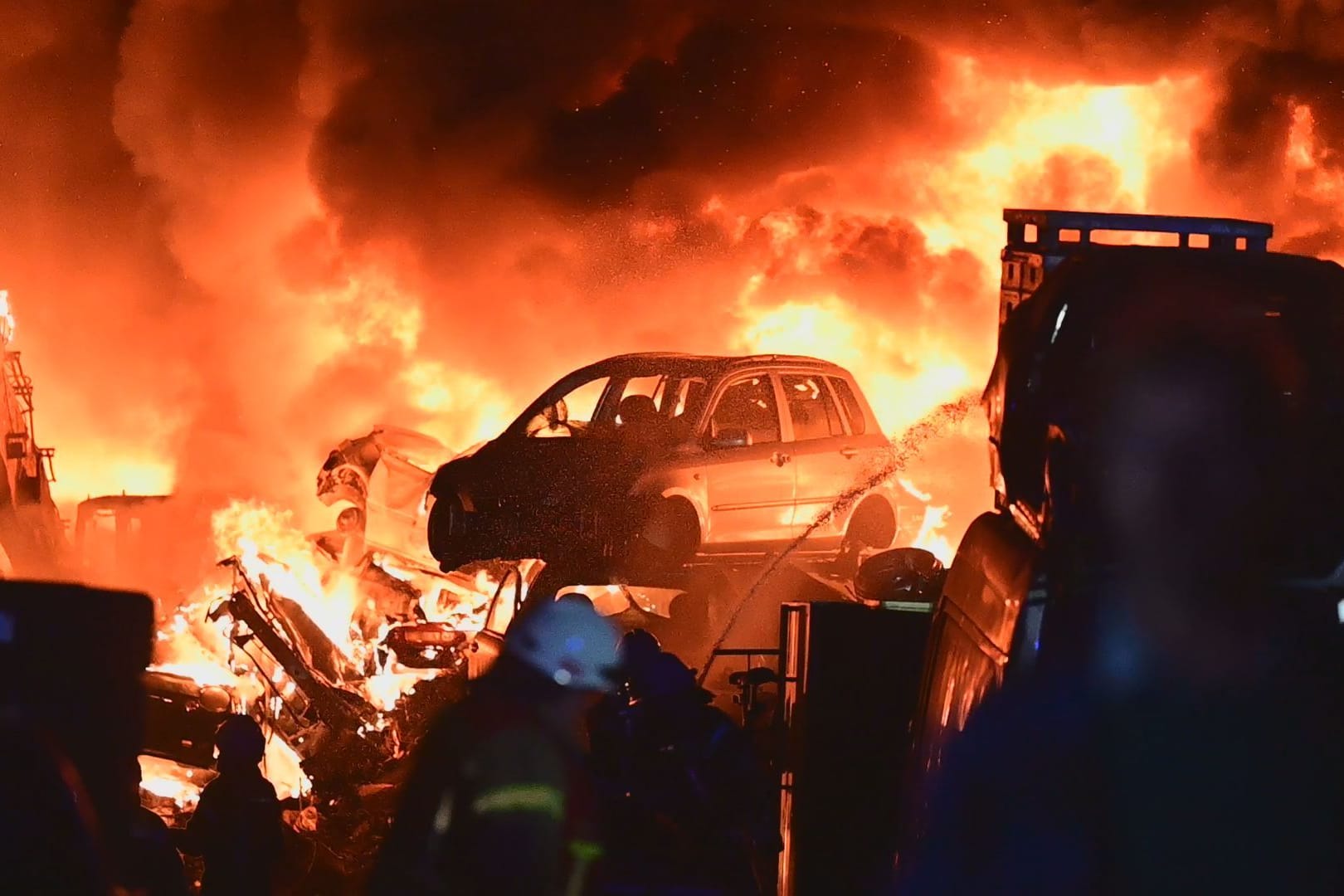 Flammeninferno auf einem Schrottplatz in Niedersachsen: Feuerwehreinsatz in Hatten wird zur Geduldsprobe. Flammeninferno auf einem Schrottplatz in Niedersachsen: Feuerwehreinsatz in Hatten wird zur Geduldsprobe.