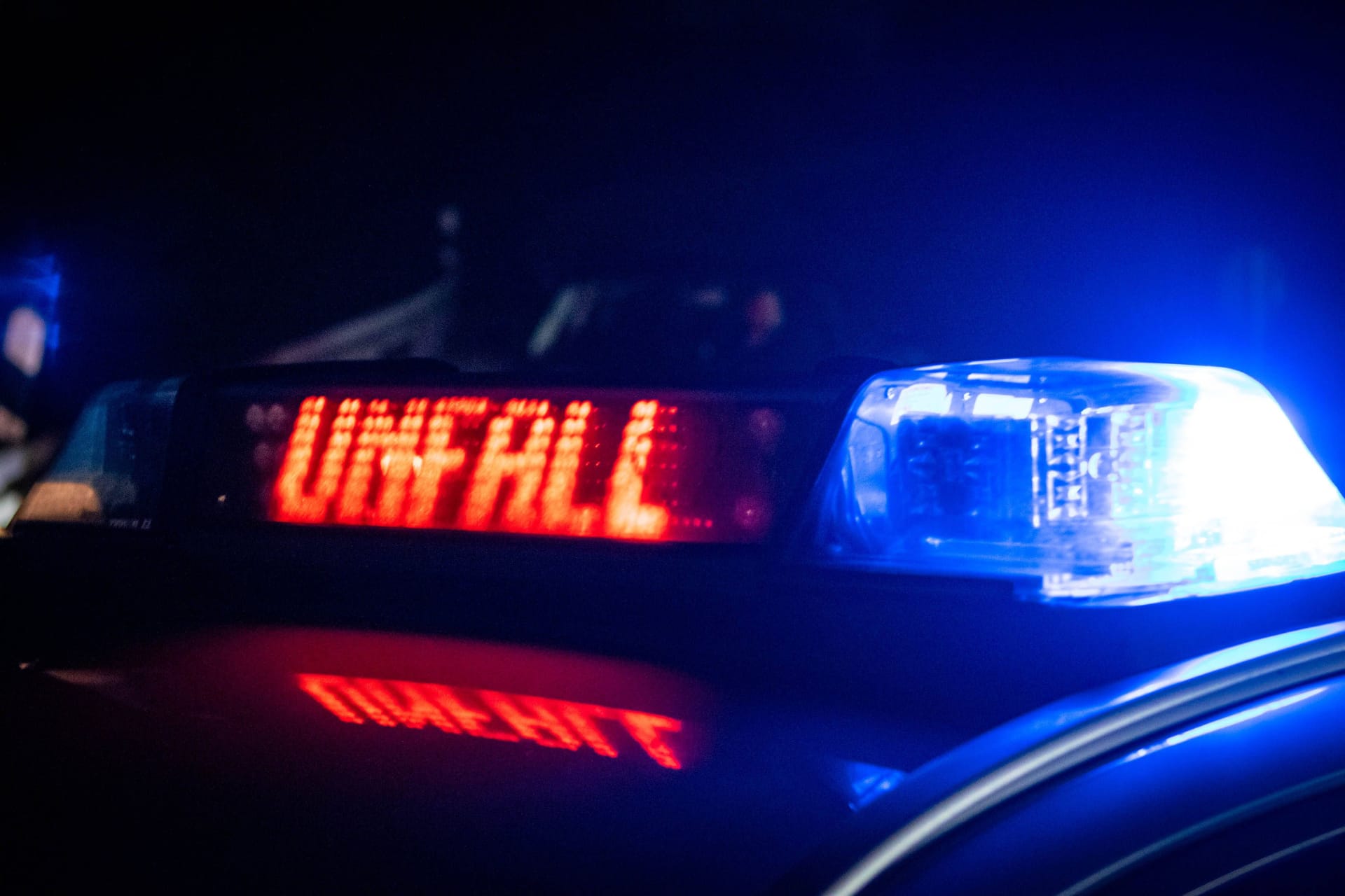 Verkehrsunfall (Symbolbild): In der Nacht verunfallte ein 33-Jähriger auf einer Landstraße in der Region Hannover.