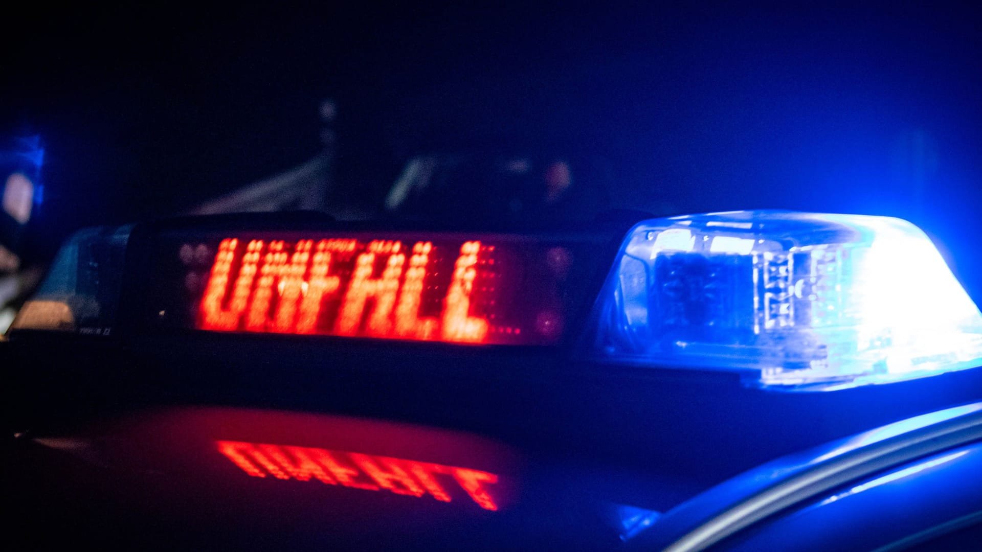 Verkehrsunfall (Symbolbild): In der Nacht verunfallte ein 33-Jähriger auf einer Landstraße in der Region Hannover.