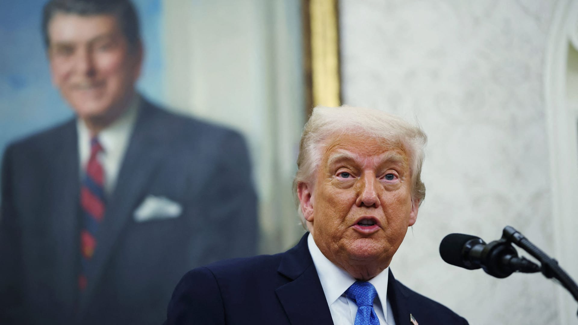 Trump vor einem Porträt des ehemaligen US-Präsidenten Ronald Reagan.