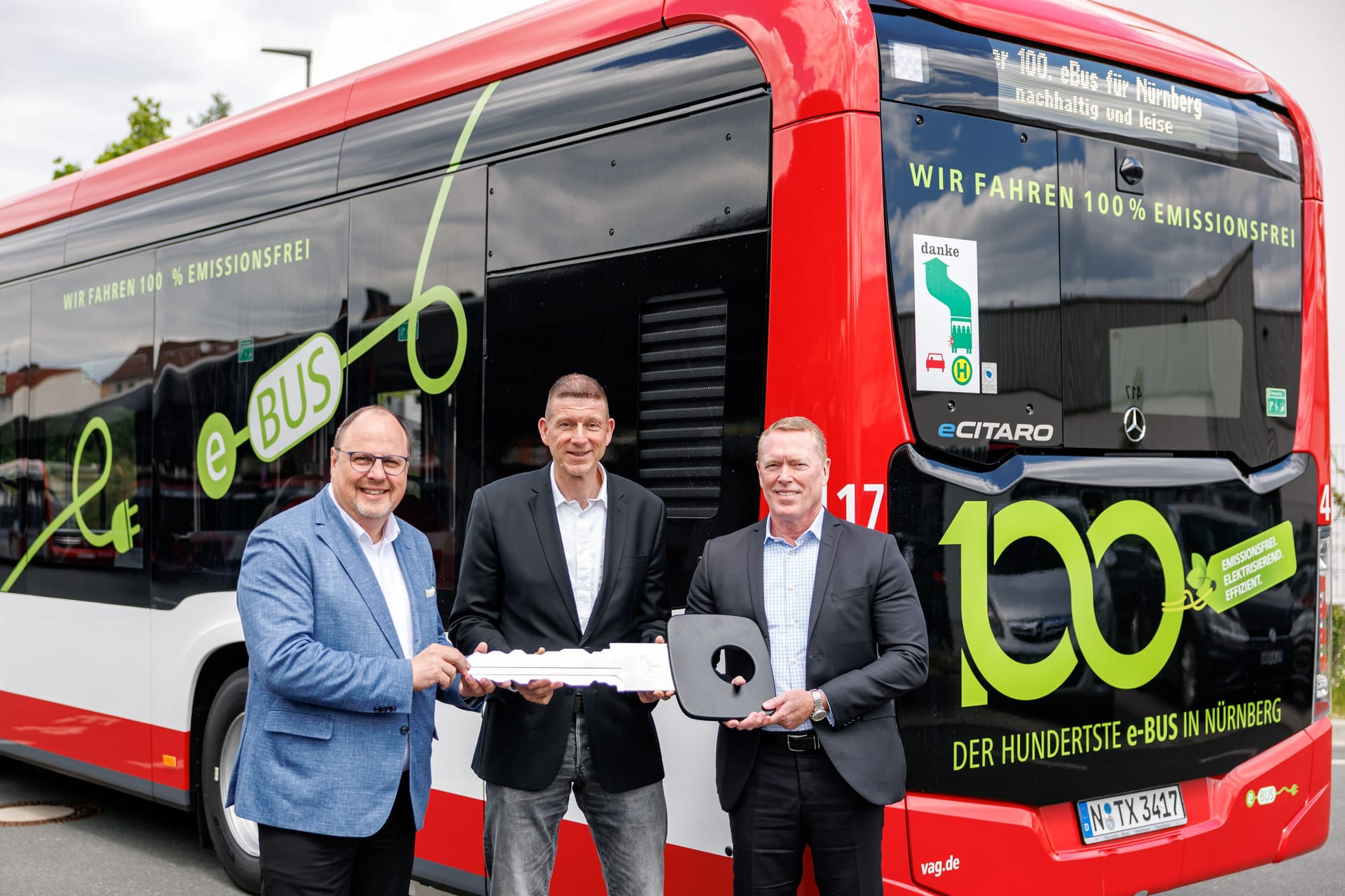 Bürgermeister Christian Vogel (v. l. n. r.), VAG-Vorstand Tim Dahlmann-Resing und Rüdiger Kappel von Daimler Buses bei der Übergabe des E-Bus: 31 solche Busse sollen in diesem Jahr geliefert werden.