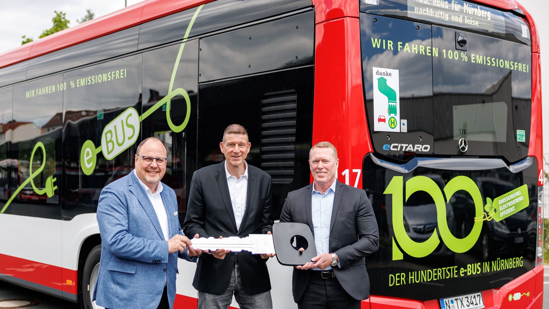 Bürgermeister Christian Vogel (v. l. n. r.), VAG-Vorstand Tim Dahlmann-Resing und Rüdiger Kappel von Daimler Buses bei der Übergabe des E-Bus: 31 solche Busse sollen in diesem Jahr geliefert werden.