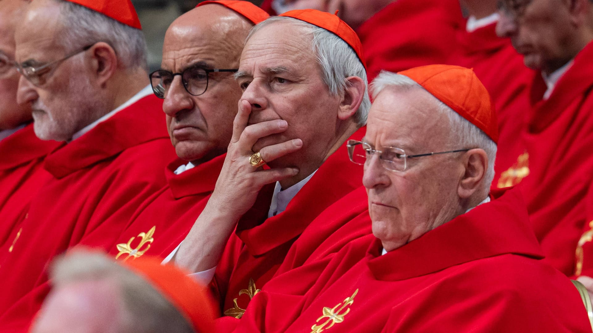 Kardinäle verlassen eine Novendiales-Messe für Papst Franziskus im Petersdom: Beim Konklave wird sich entscheiden, wer von ihnen der nächste Papst wird.