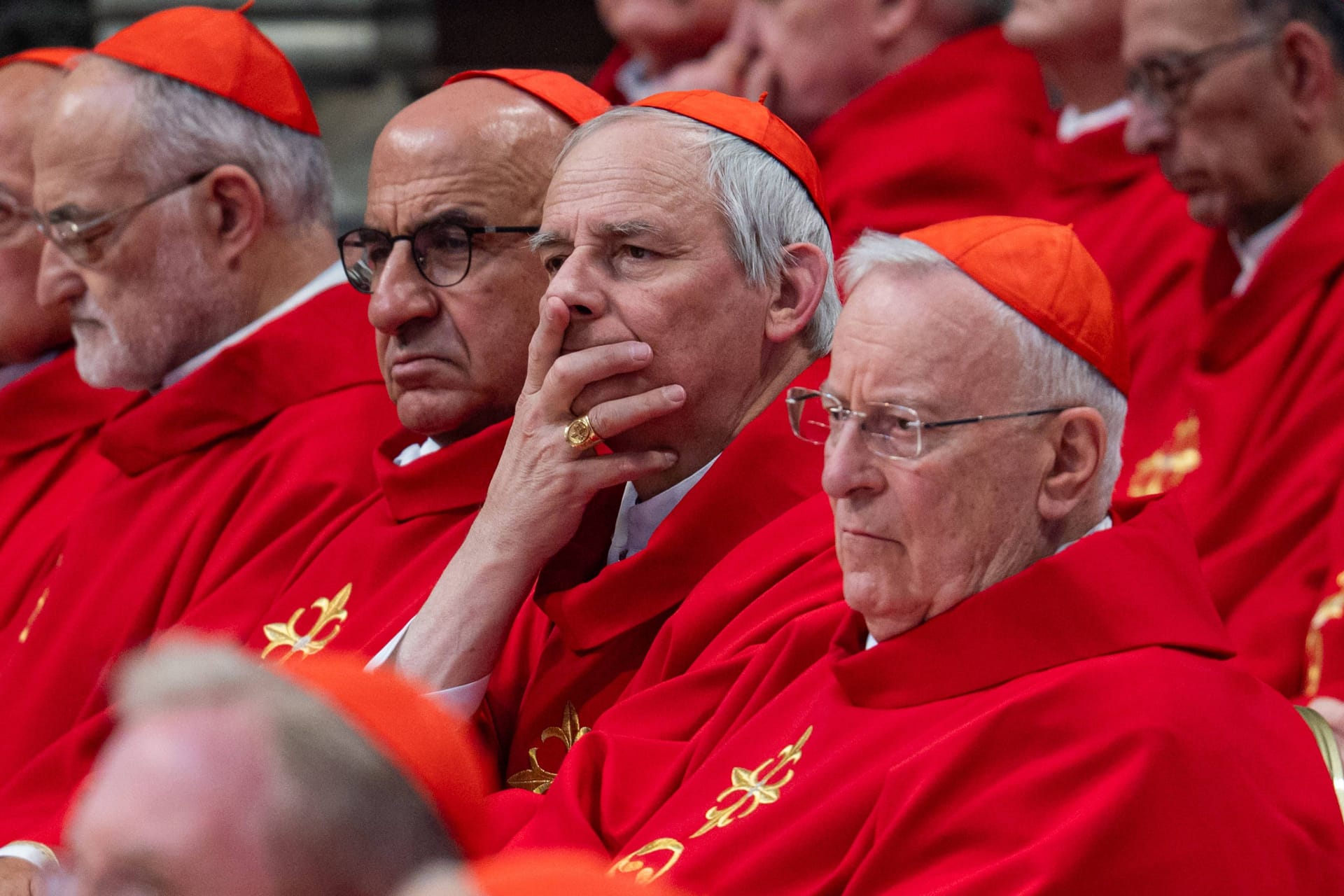 Kardinäle verlassen eine Novendiales-Messe für Papst Franziskus im Petersdom: Beim Konklave wird sich entscheiden, wer von ihnen der nächste Papst wird. Kardinäle verlassen eine Novendiales-Messe für Papst Franziskus im Petersdom: Beim Konklave wird sich entscheiden, wer von ihnen der nächste Papst wird.