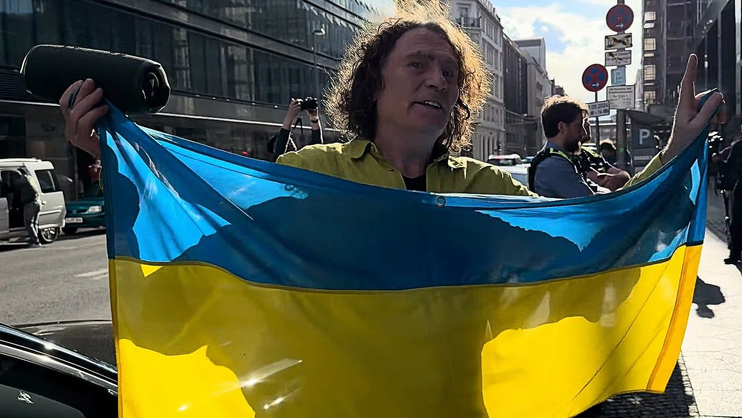 Mit Box und Fahne: Henry Lindemeier zeigt oft vor dem Russischen Haus Flagge, hier aber auch zu Gerhard Schröders 80. Geburtstag.