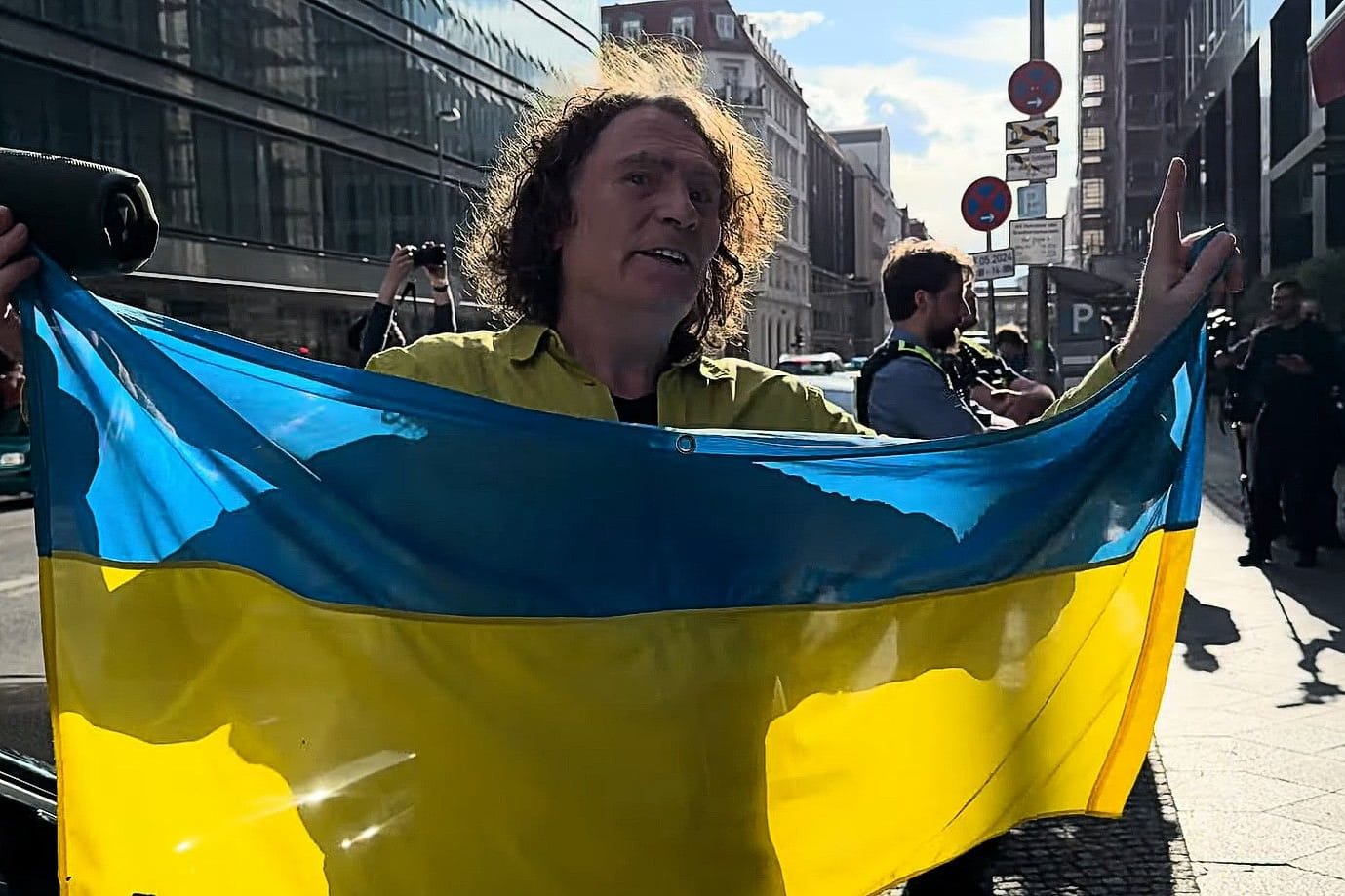 Mit Box und Fahne: Henry Lindemeier zeigt oft vor dem Russischen Haus Flagge, hier aber auch zu Gerhard Schröders 80. Geburtstag.