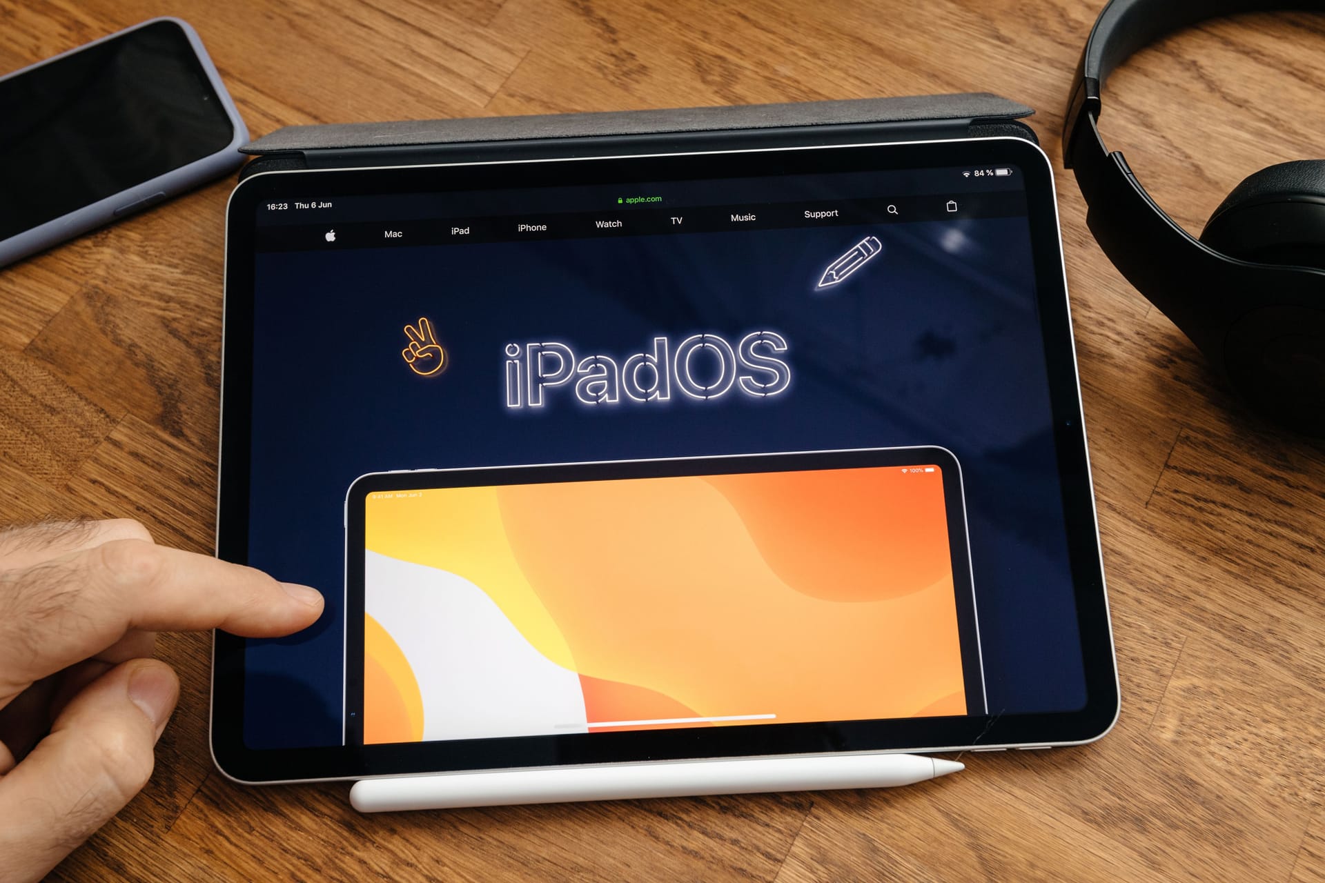 Man reading on iPad Pro WWDC 19 product launch iPadOS