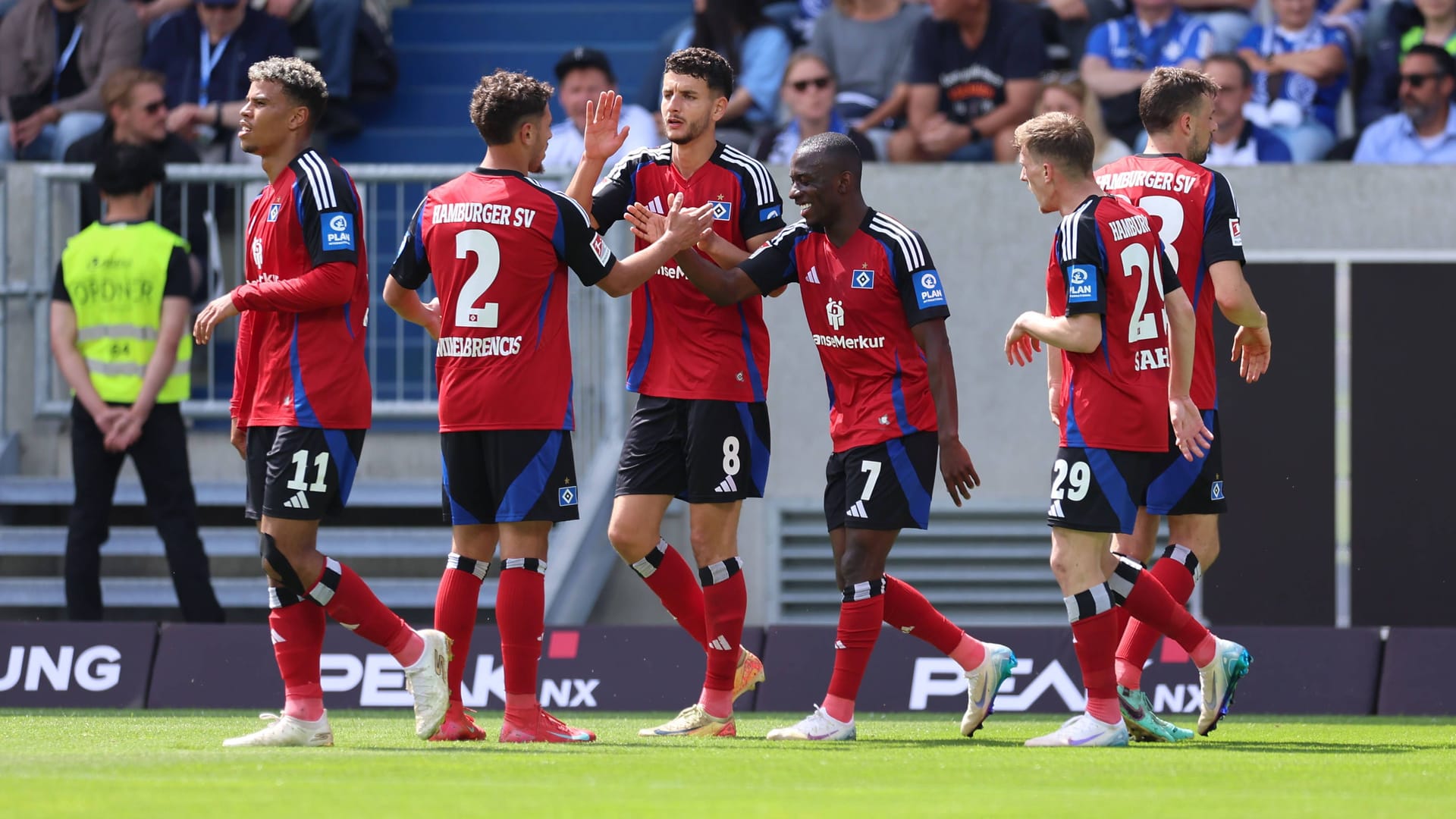 Jubel bei den HSV-Spielern: In Darmstadt gelang es den Hamburgern, die Sieglos-Serie nach drei Spielen zu beenden. Jubel bei den HSV-Spielern: In Darmstadt gelang es den Hamburgern, die Sieglos-Serie nach drei Spielen zu beenden.