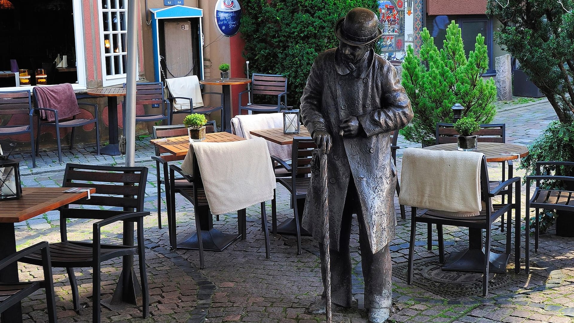 Heini Holtenbeen: Die Bronzestatue steht im Schnoorviertel. Heini Holtenbeen: Die Bronzestatue steht im Schnoorviertel.