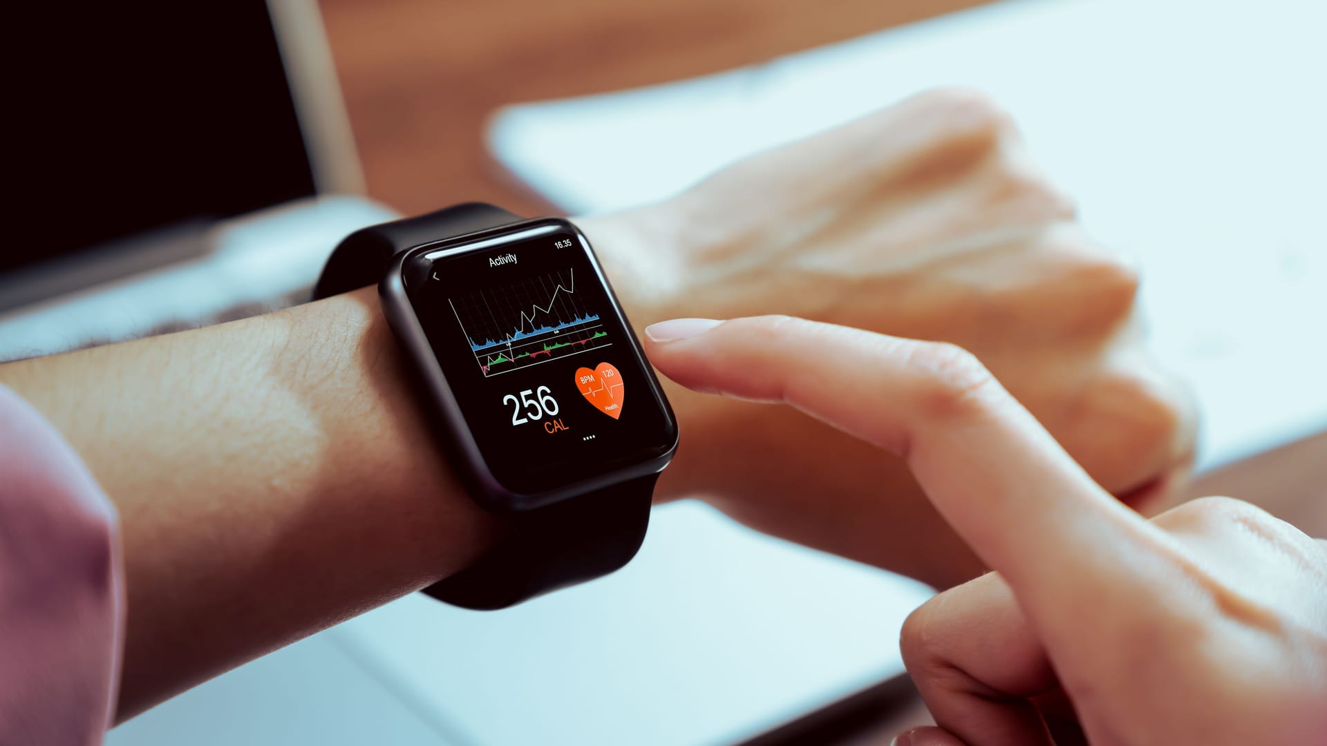 Smartwatches im Check: Stiftung Warentest hat aktuelle Modelle unter die Lupe genommen – mit spannenden neuen Testsiegern. (Symbolbild)