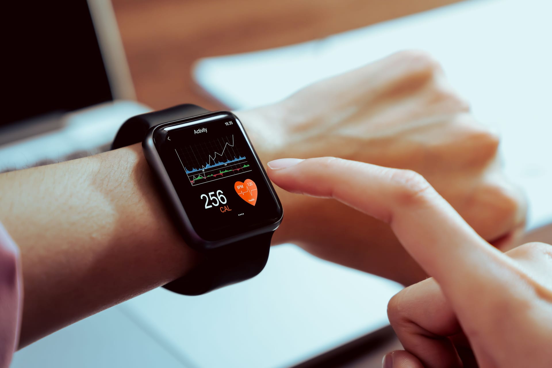 Smartwatches im Check: Stiftung Warentest hat aktuelle Modelle unter die Lupe genommen – mit spannenden neuen Testsiegern. (Symbolbild)