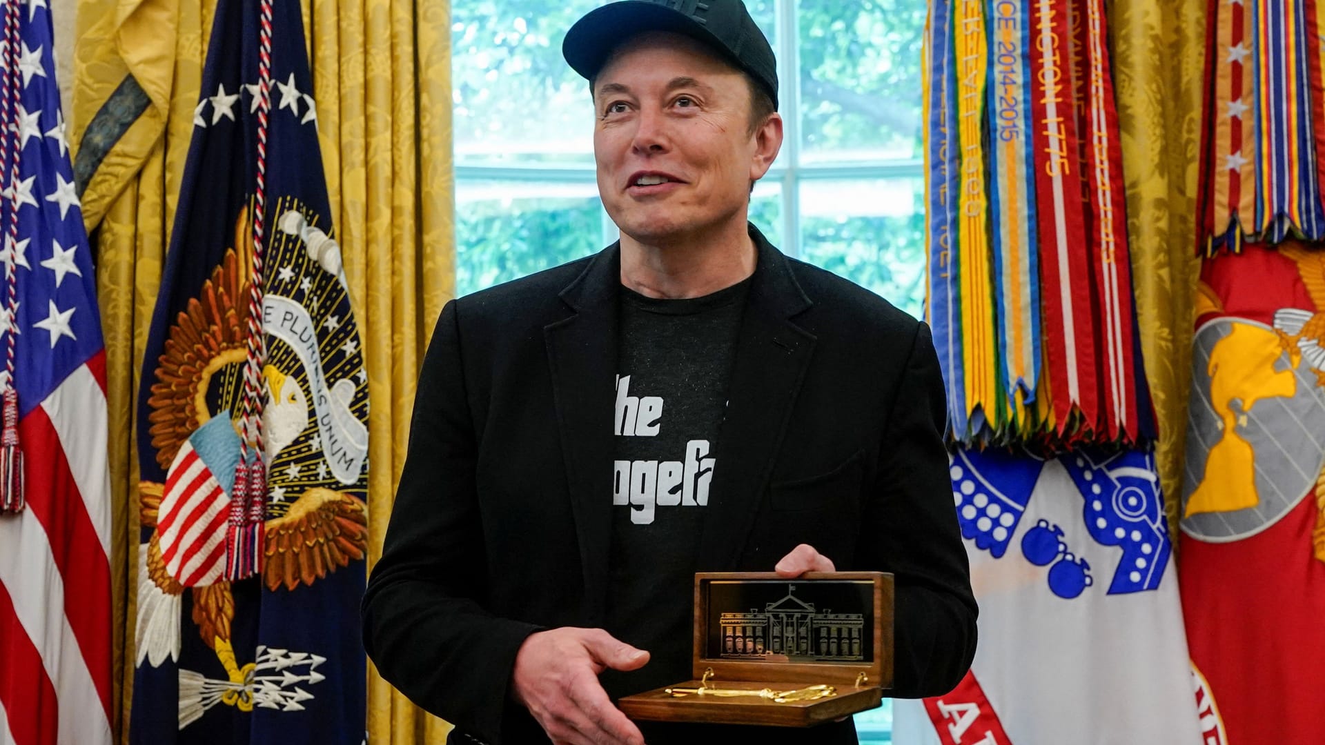 Elon Musk mit einem goldenen Schlüssel von Donald Trump: Ein Geschenk, mit ungewisser Symbolik.