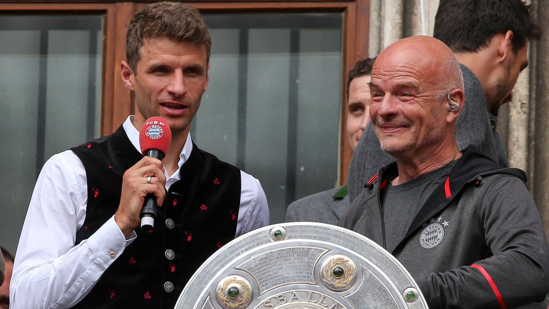 Stephan Lehmann (l.) und Thomas Müller: Der Bayernstar lieferte gemeinsam mit dem Kult-Stadionsprecher so einige lustige Momente in seiner Karriere.