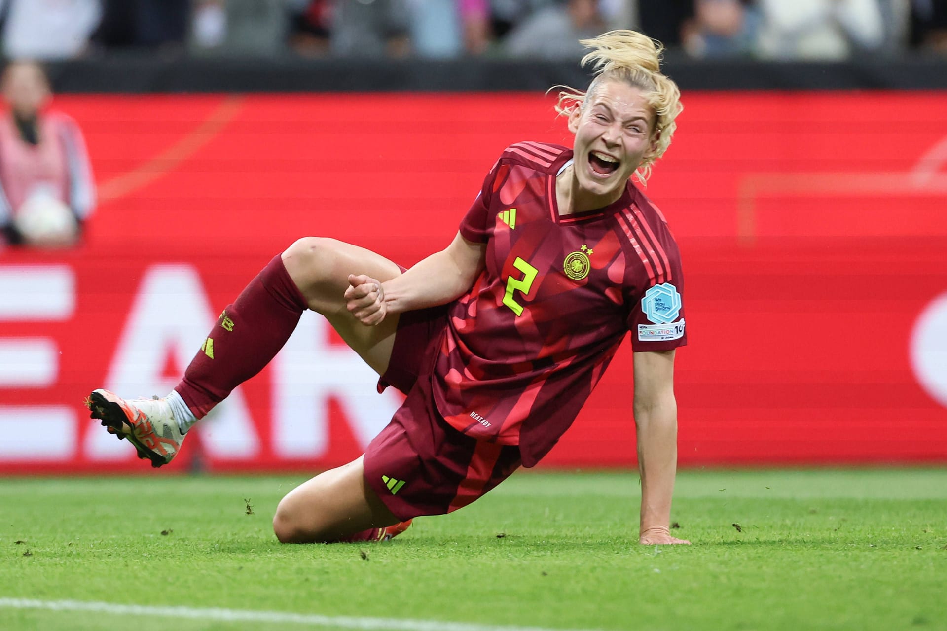 Sarai Linder: Startete gut in die Partie, brachte den Ball klasse in der ersten Minute in den gegnerischen Strafraum – fand aber keine Abnehmerin. Schaltete sich im Laufe des Spiels offensiv ein, glänzte mit einer Flanke auf Nüsken (35.) und klärte auch hinten gut (38.). Tauchte plötzlich im Sturm auf, bekam den Ball von Minge und traf nach einem Solo eiskalt zum 3:0 (45.). Note: 2 Sarai Linder: Startete gut in die Partie, brachte den Ball klasse in der ersten Minute in den gegnerischen Strafraum – fand aber keine Abnehmerin. Schaltete sich im Laufe des Spiels offensiv ein, glänzte mit einer Flanke auf Nüsken (35.) und klärte auch hinten gut (38.). Tauchte plötzlich im Sturm auf, bekam den Ball von Minge und traf nach einem Solo eiskalt zum 3:0 (45.). Note: 2