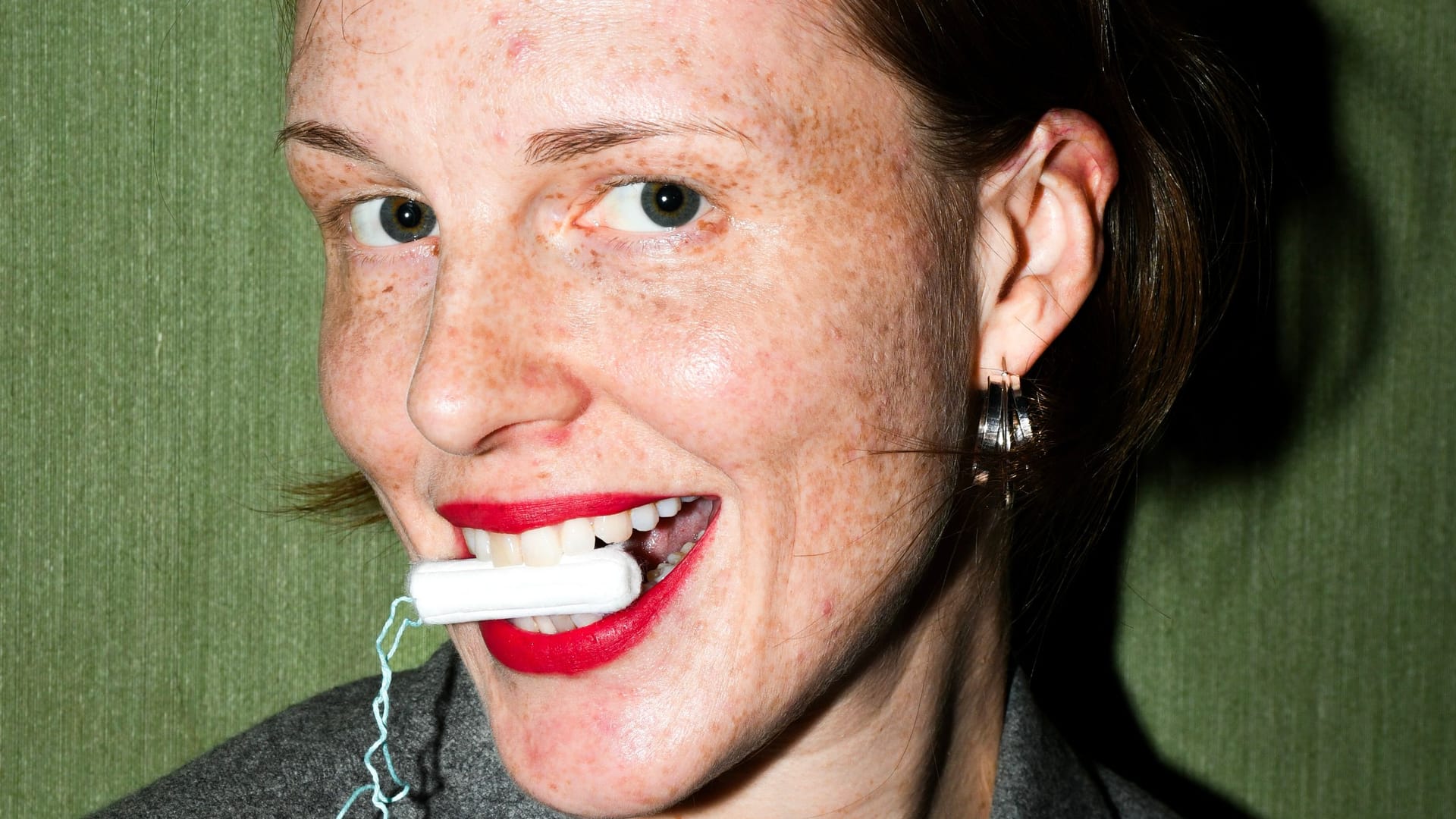 Maximiliane Barth mit Tampon zwischen den Zähnen (Archivbild): Die Gründerin des Kollektivs ist verantwortlich für das Konzept und die Organisation des Projekts.