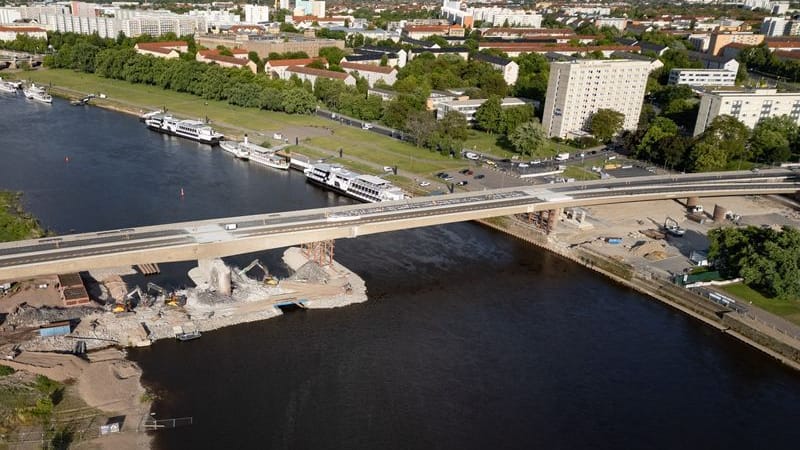 Die letzten Reste des eingestürzten Teils an der Dresdner Carolabrücke sind am Abend im Sonnenlicht zu sehen: Derweil ist die Debatte über die Ausgestaltung des Neubau in vollem Gange.