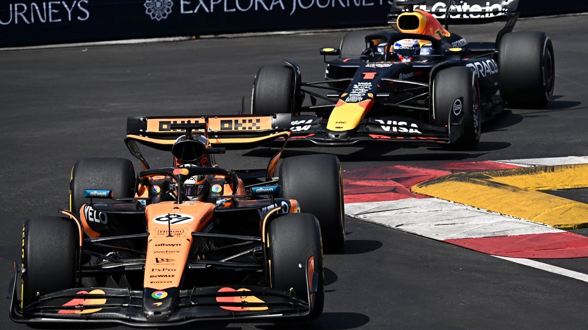 Kein Vorbeikommen: Max Verstappen (hinten) verzweifelte an Oscar Piastri. Kein Vorbeikommen: Max Verstappen (hinten) verzweifelte an Oscar Piastri.
