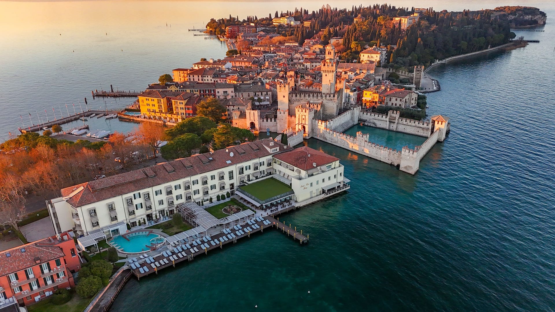Sonnenuntergang in Sirmione: Die Stadt am Gardasee ist wunderschön, aber auch vollkommen überfüllt. Sonnenuntergang in Sirmione: Die Stadt am Gardasee ist wunderschön, aber auch vollkommen überfüllt.