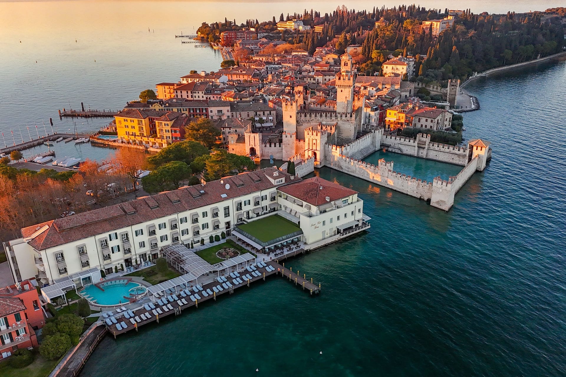 Sonnenuntergang in Sirmione: Die Stadt am Gardasee ist wunderschön, aber auch vollkommen überfüllt.