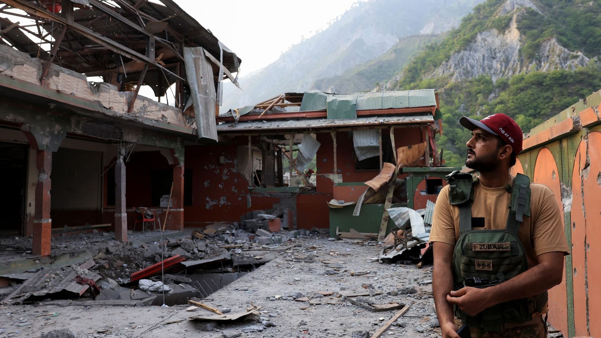 Ein pakistanischer Soldat steht an einer von indischen Raketen zerstörten Moschee in Muzaffarabad, der Hauptstadt von Kaschmir.