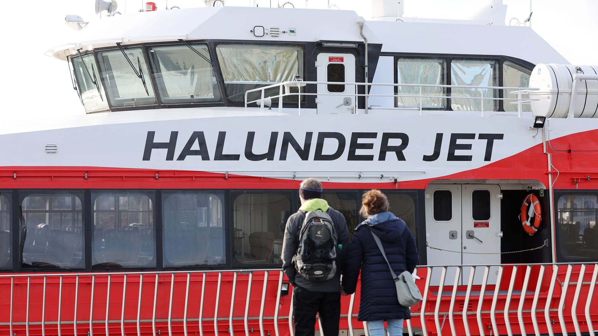 Passanten vor dem Katamaran Halunder Jet: Er pendelt normalerweise zwischen der Hochseeinsel Helgoland und Hamburg. Passanten vor dem Katamaran Halunder Jet: Er pendelt normalerweise zwischen der Hochseeinsel Helgoland und Hamburg.