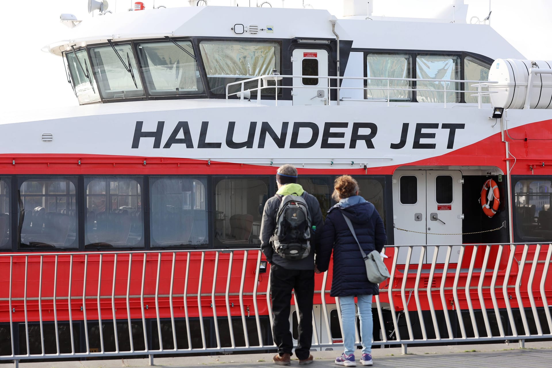 Passanten vor dem Katamaran Halunder Jet: Er pendelt normalerweise zwischen der Hochseeinsel Helgoland und Hamburg.