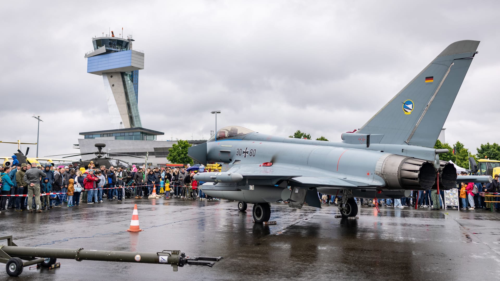 Ein Eurofighter der Bundeswehr beim Flughafenfest: Die Flugzeugausstellung neben dem Tower war einer der Höhepunkte. Ein Eurofighter der Bundeswehr beim Flughafenfest: Die Flugzeugausstellung neben dem Tower war einer der Höhepunkte.