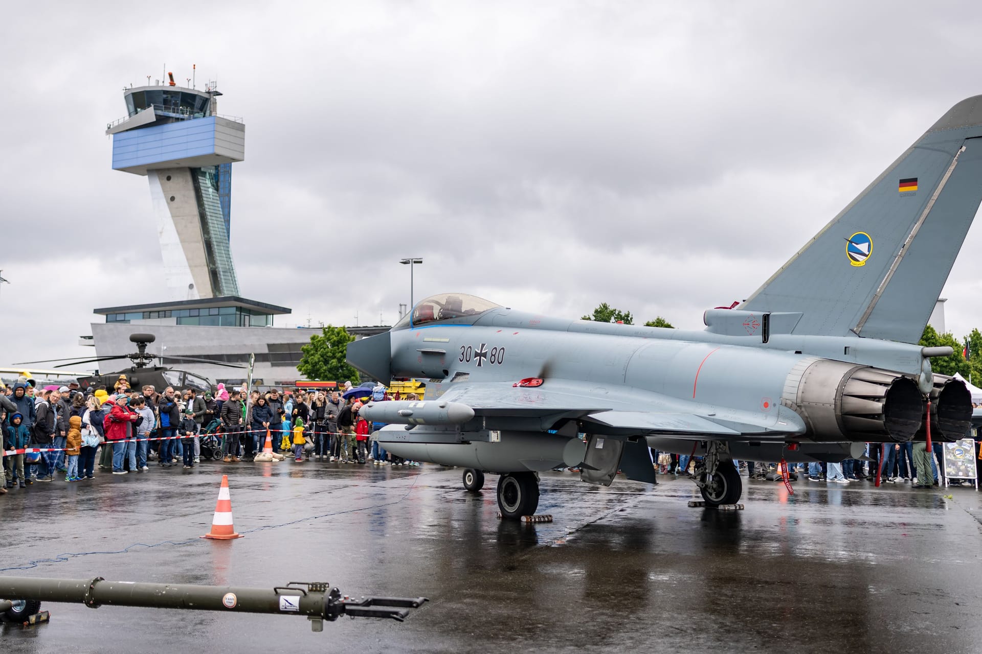 Ein Eurofighter der Bundeswehr beim Flughafenfest: Die Flugzeugausstellung neben dem Tower war einer der Höhepunkte.