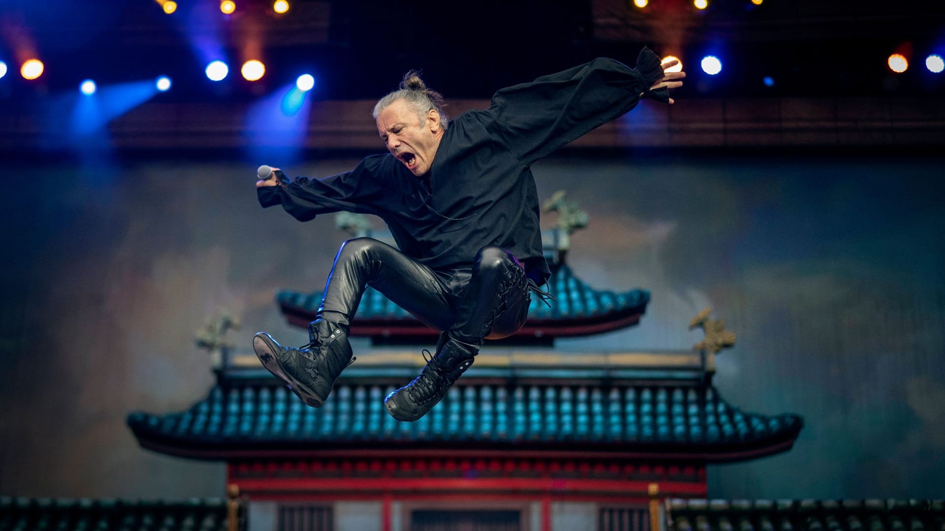 Bruce Dickinson von Iron Maiden bei einer Show (Archivbild): Die Band möchte sich nicht von Bildschirmen stören lassen. Bruce Dickinson von Iron Maiden bei einer Show (Archivbild): Die Band möchte sich nicht von Bildschirmen stören lassen.