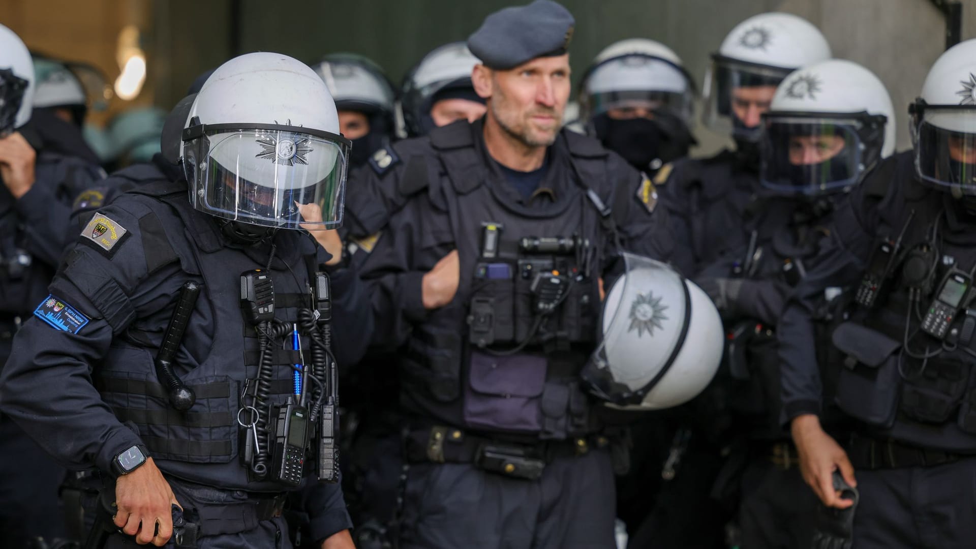 Polizisten einer Einsatzhundertschaft: Das Niederrheinpokalfinale wurde als Hochrisikospiel eingestuft – entsprechend viele Beamte waren im Einsatz.