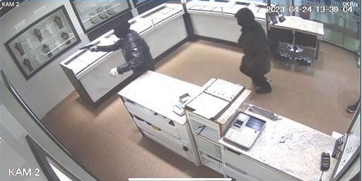 Momente des Schreckens: Die Männer drängten den Verkäufer in den hinteren Geschäftsraum, fesselten ihn und forderten Bargeld.