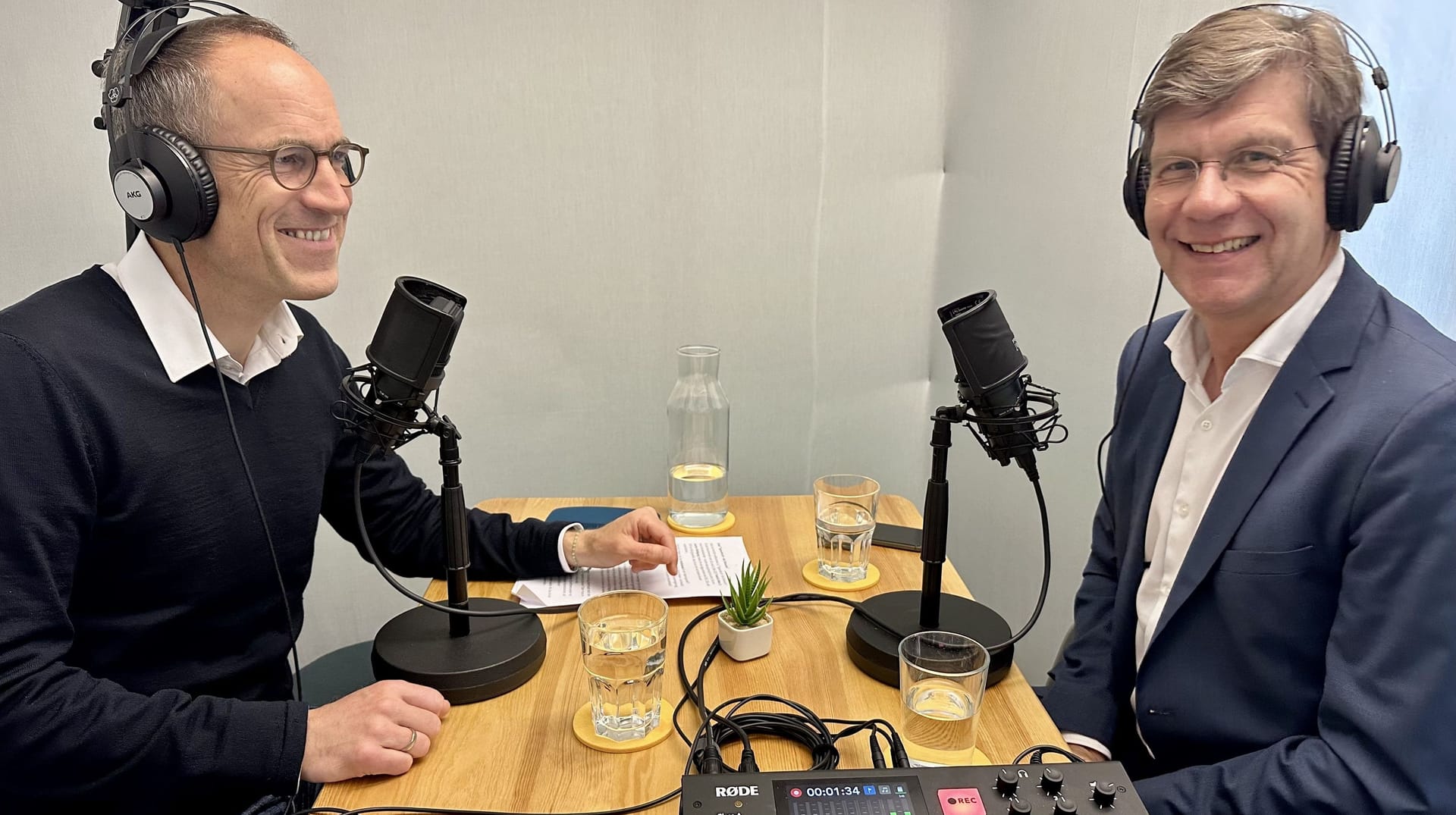 Politikchef Christoph Schwennicke (rechts) mit Florian Harms im Aufnahmestudio.
