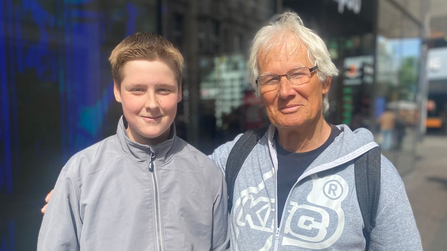 FC-Fan Zugic mit seinem Sohn in der Kölner Innenstadt: Beide hoffen noch auf den Aufstieg.